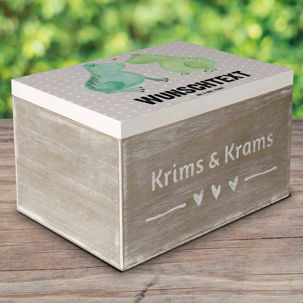 Personalisierte Holzkiste Frosch Liebe Holzkiste mit Namen, Kiste mit Namen, Schatzkiste mit Namen, Truhe mit Namen, Schatulle mit Namen, Erinnerungsbox mit Namen, Erinnerungskiste, mit Namen, Dekokiste mit Namen, Aufbewahrungsbox mit Namen, Holzkiste Personalisiert, Kiste Personalisiert, Schatzkiste Personalisiert, Truhe Personalisiert, Schatulle Personalisiert, Erinnerungsbox Personalisiert, Erinnerungskiste Personalisiert, Dekokiste Personalisiert, Aufbewahrungsbox Personalisiert, Geschenkbox personalisiert, GEschenkdose personalisiert, Liebe, Partner, Freund, Freundin, Ehemann, Ehefrau, Heiraten, Verlobung, Heiratsantrag, Liebesgeschenk, Jahrestag, Hocheitstag, Verliebt, Verlobt, Verheiratet, Geschenk Freundin, Geschenk Freund, Liebesbeweis, Hochzeitstag, Geschenk Hochzeit, Frosch, Frösche, Froschkönig, Fröschchen