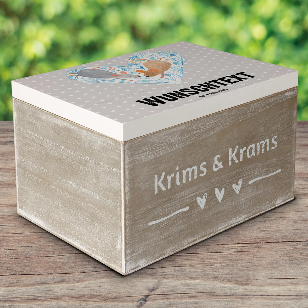 Personalisierte Holzkiste Mäuse Herz Holzkiste mit Namen, Kiste mit Namen, Schatzkiste mit Namen, Truhe mit Namen, Schatulle mit Namen, Erinnerungsbox mit Namen, Erinnerungskiste, mit Namen, Dekokiste mit Namen, Aufbewahrungsbox mit Namen, Holzkiste Personalisiert, Kiste Personalisiert, Schatzkiste Personalisiert, Truhe Personalisiert, Schatulle Personalisiert, Erinnerungsbox Personalisiert, Erinnerungskiste Personalisiert, Dekokiste Personalisiert, Aufbewahrungsbox Personalisiert, Geschenkbox personalisiert, GEschenkdose personalisiert, Liebe, Partner, Freund, Freundin, Ehemann, Ehefrau, Heiraten, Verlobung, Heiratsantrag, Liebesgeschenk, Jahrestag, Hocheitstag, Maus, Mäuse, Liebesbotschaft, Liebesbeweis, Hochzeit, Lieblingsmensch, Gemeinsamkeit, Love, Geschenk für zwei