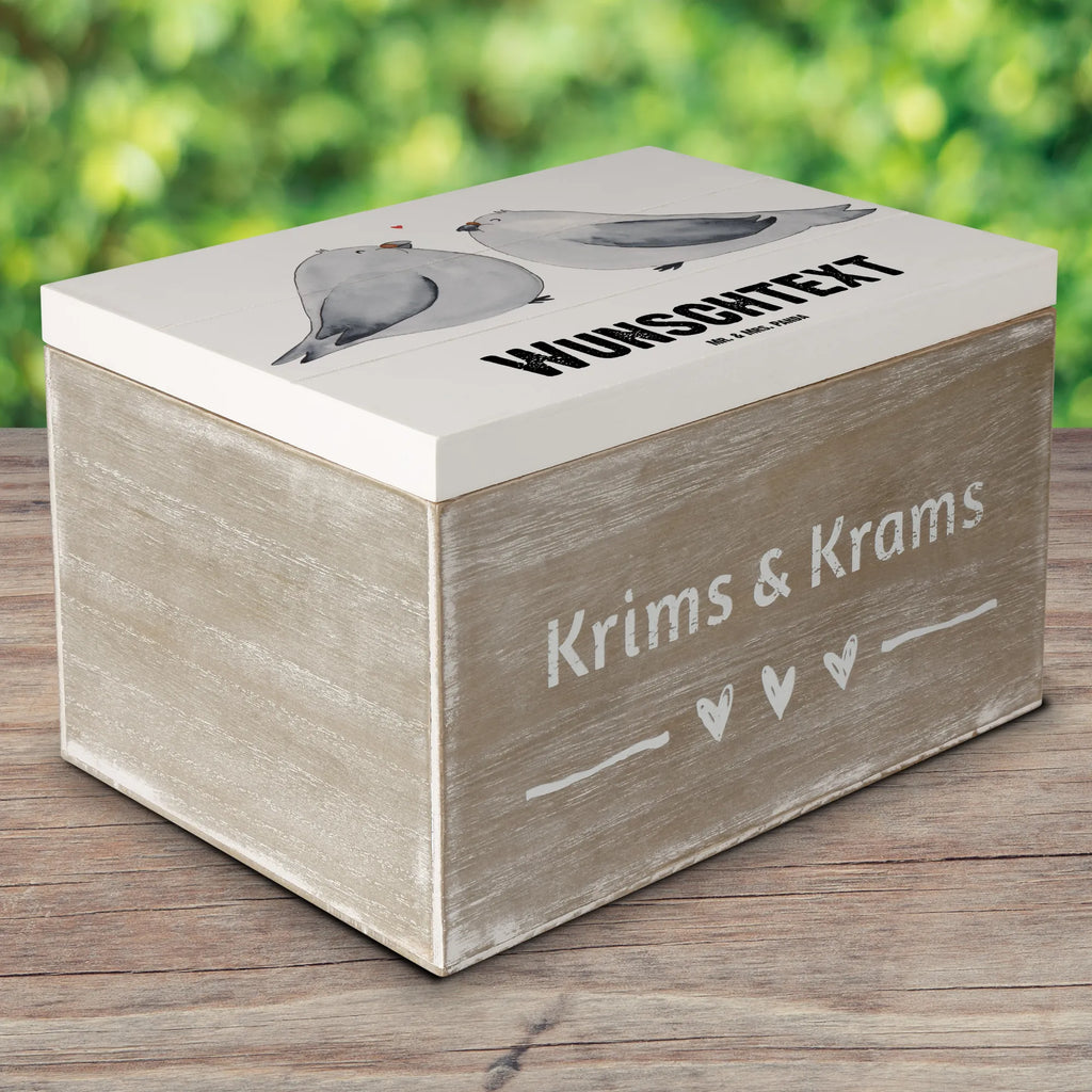 Personalisierte Holzkiste Turteltauben Liebe Holzkiste mit Namen, Kiste mit Namen, Schatzkiste mit Namen, Truhe mit Namen, Schatulle mit Namen, Erinnerungsbox mit Namen, Erinnerungskiste, mit Namen, Dekokiste mit Namen, Aufbewahrungsbox mit Namen, Holzkiste Personalisiert, Kiste Personalisiert, Schatzkiste Personalisiert, Truhe Personalisiert, Schatulle Personalisiert, Erinnerungsbox Personalisiert, Erinnerungskiste Personalisiert, Dekokiste Personalisiert, Aufbewahrungsbox Personalisiert, Geschenkbox personalisiert, GEschenkdose personalisiert, Liebe, Partner, Freund, Freundin, Ehemann, Ehefrau, Heiraten, Verlobung, Heiratsantrag, Liebesgeschenk, Jahrestag, Hocheitstag, Turteltauben, Turteltäubchen, Tauben, Verliebt, Verlobt, Verheiratet, Geschenk Freundin, Geschenk Freund, Liebesbeweis, Hochzeitstag, Geschenk Hochzeit