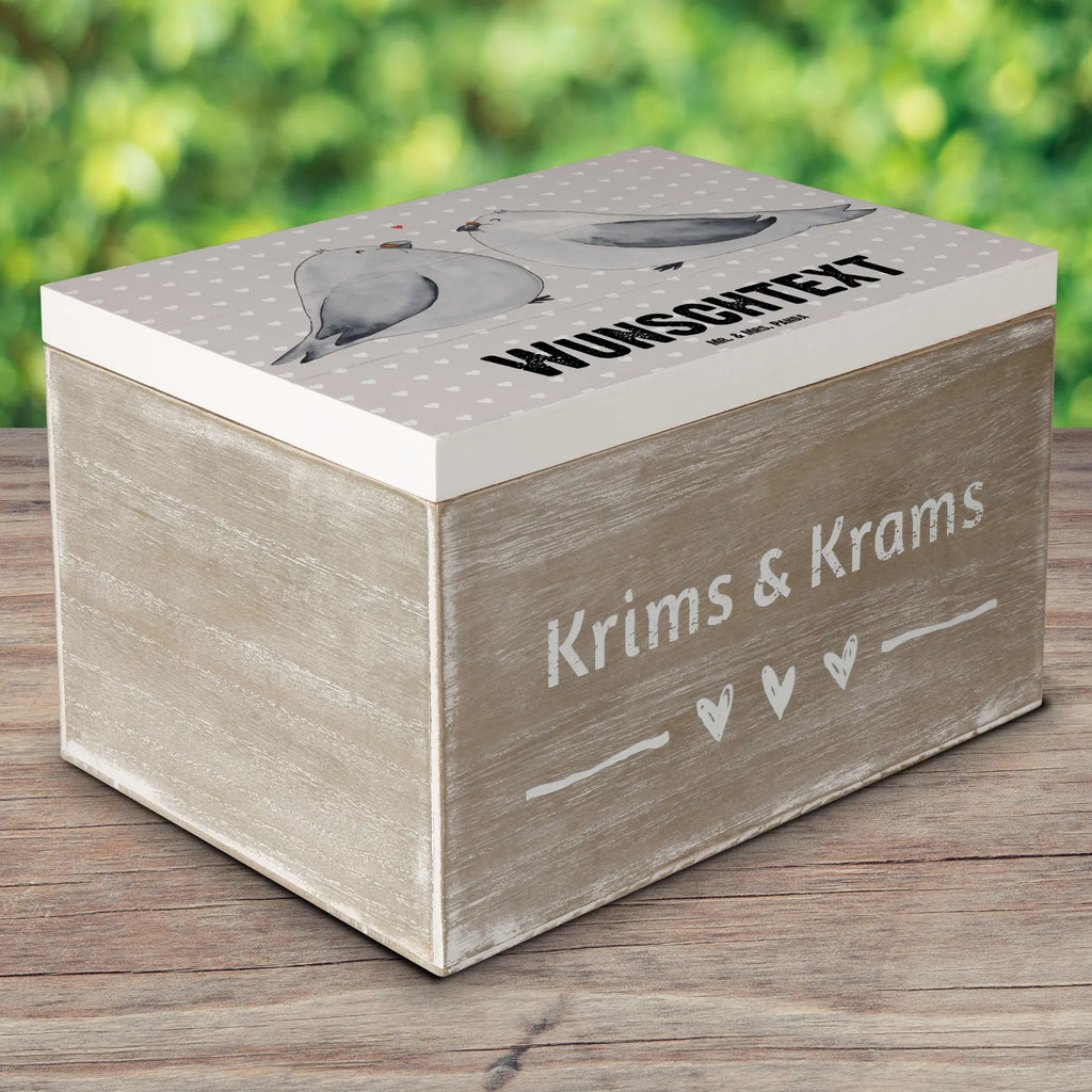 Personalisierte Holzkiste Turteltauben Liebe Holzkiste mit Namen, Kiste mit Namen, Schatzkiste mit Namen, Truhe mit Namen, Schatulle mit Namen, Erinnerungsbox mit Namen, Erinnerungskiste, mit Namen, Dekokiste mit Namen, Aufbewahrungsbox mit Namen, Holzkiste Personalisiert, Kiste Personalisiert, Schatzkiste Personalisiert, Truhe Personalisiert, Schatulle Personalisiert, Erinnerungsbox Personalisiert, Erinnerungskiste Personalisiert, Dekokiste Personalisiert, Aufbewahrungsbox Personalisiert, Geschenkbox personalisiert, GEschenkdose personalisiert, Liebe, Partner, Freund, Freundin, Ehemann, Ehefrau, Heiraten, Verlobung, Heiratsantrag, Liebesgeschenk, Jahrestag, Hocheitstag, Turteltauben, Turteltäubchen, Tauben, Verliebt, Verlobt, Verheiratet, Geschenk Freundin, Geschenk Freund, Liebesbeweis, Hochzeitstag, Geschenk Hochzeit