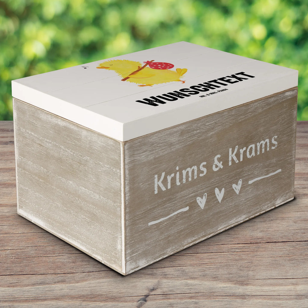 Personalisierte Holzkiste Küken Wanderer Holzkiste mit Namen, Kiste mit Namen, Schatzkiste mit Namen, Truhe mit Namen, Schatulle mit Namen, Erinnerungsbox mit Namen, Erinnerungskiste, mit Namen, Dekokiste mit Namen, Aufbewahrungsbox mit Namen, Holzkiste Personalisiert, Kiste Personalisiert, Schatzkiste Personalisiert, Truhe Personalisiert, Schatulle Personalisiert, Erinnerungsbox Personalisiert, Erinnerungskiste Personalisiert, Dekokiste Personalisiert, Aufbewahrungsbox Personalisiert, Geschenkbox personalisiert, GEschenkdose personalisiert, Ostern, Osterhase, Ostergeschenke, Osternest, Osterdeko, Geschenke zu Ostern, Ostern Geschenk, Ostergeschenke Kinder, Ostern Kinder, Küken, Osterei, Ostereier, Ei, Frühlingsgefühle, Freude, Grüße, liebe Grüße, Frohe Ostern, Ostergrüße, Flausen, Wunder, Reisen, Weltenbummler, Zeit, Zeitmanagement, Backpacker