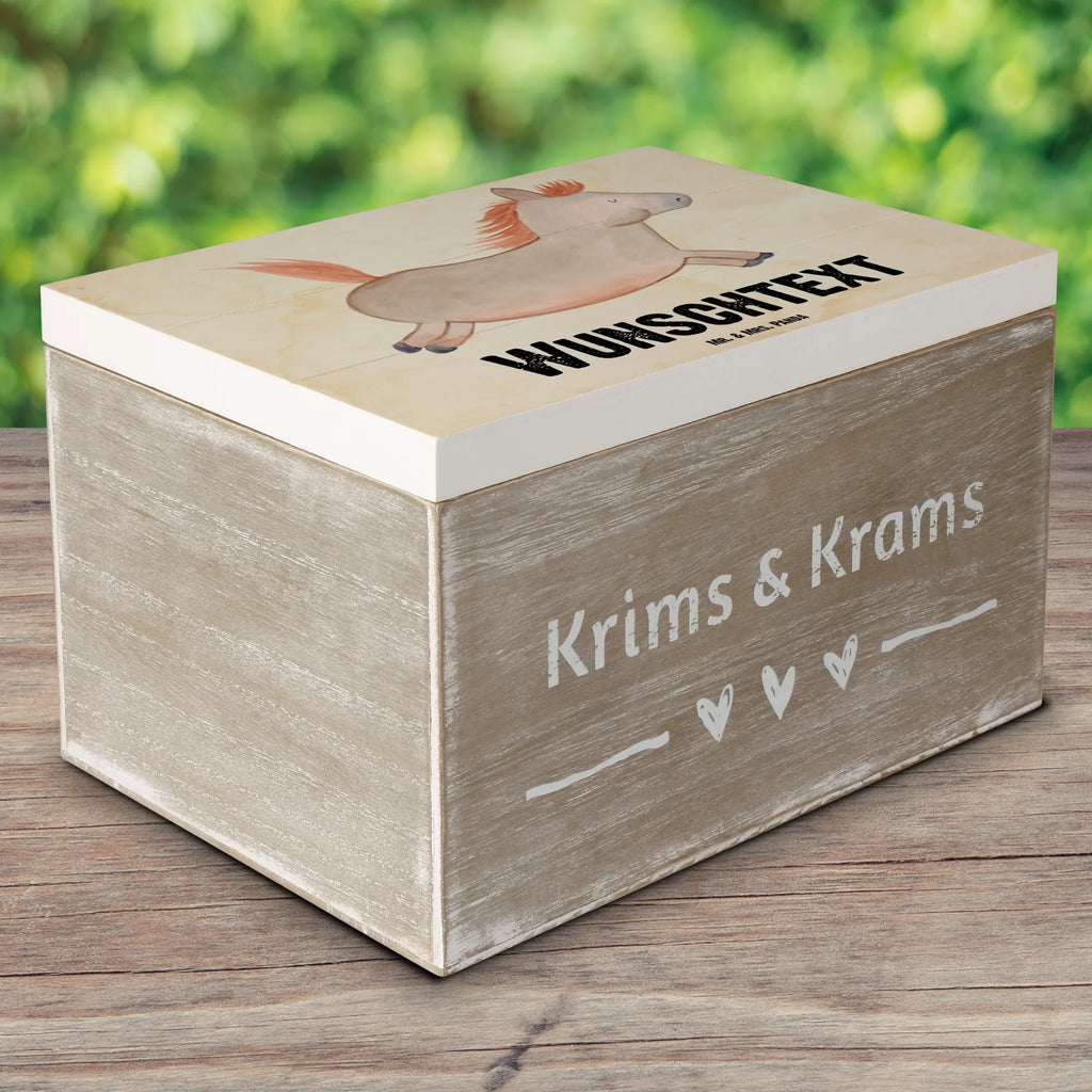 Personalisierte Holzkiste Pferd springt Holzkiste mit Namen, Kiste mit Namen, Schatzkiste mit Namen, Truhe mit Namen, Schatulle mit Namen, Erinnerungsbox mit Namen, Erinnerungskiste, mit Namen, Dekokiste mit Namen, Aufbewahrungsbox mit Namen, Holzkiste Personalisiert, Kiste Personalisiert, Schatzkiste Personalisiert, Truhe Personalisiert, Schatulle Personalisiert, Erinnerungsbox Personalisiert, Erinnerungskiste Personalisiert, Dekokiste Personalisiert, Aufbewahrungsbox Personalisiert, Geschenkbox personalisiert, GEschenkdose personalisiert, Bauernhof, Hoftiere, Landwirt, Landwirtin, Pferd, Pony, Pferde, Stall, Pferdestall, ausreiten, reiten, Pferdebesitzer