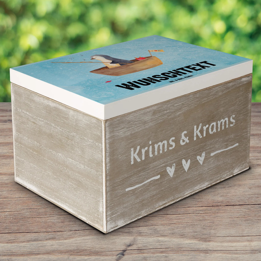 Personalisierte Holzkiste Pinguin Angelboot Holzkiste mit Namen, Kiste mit Namen, Schatzkiste mit Namen, Truhe mit Namen, Schatulle mit Namen, Erinnerungsbox mit Namen, Erinnerungskiste, mit Namen, Dekokiste mit Namen, Aufbewahrungsbox mit Namen, Holzkiste Personalisiert, Kiste Personalisiert, Schatzkiste Personalisiert, Truhe Personalisiert, Schatulle Personalisiert, Erinnerungsbox Personalisiert, Erinnerungskiste Personalisiert, Dekokiste Personalisiert, Aufbewahrungsbox Personalisiert, Geschenkbox personalisiert, GEschenkdose personalisiert, Pinguin, Pinguine, Angeln, Boot, Angelboot, Lebenslust, Leben, genießen, Motivation, Neustart, Neuanfang, Trennung, Scheidung, Geschenkidee Liebeskummer