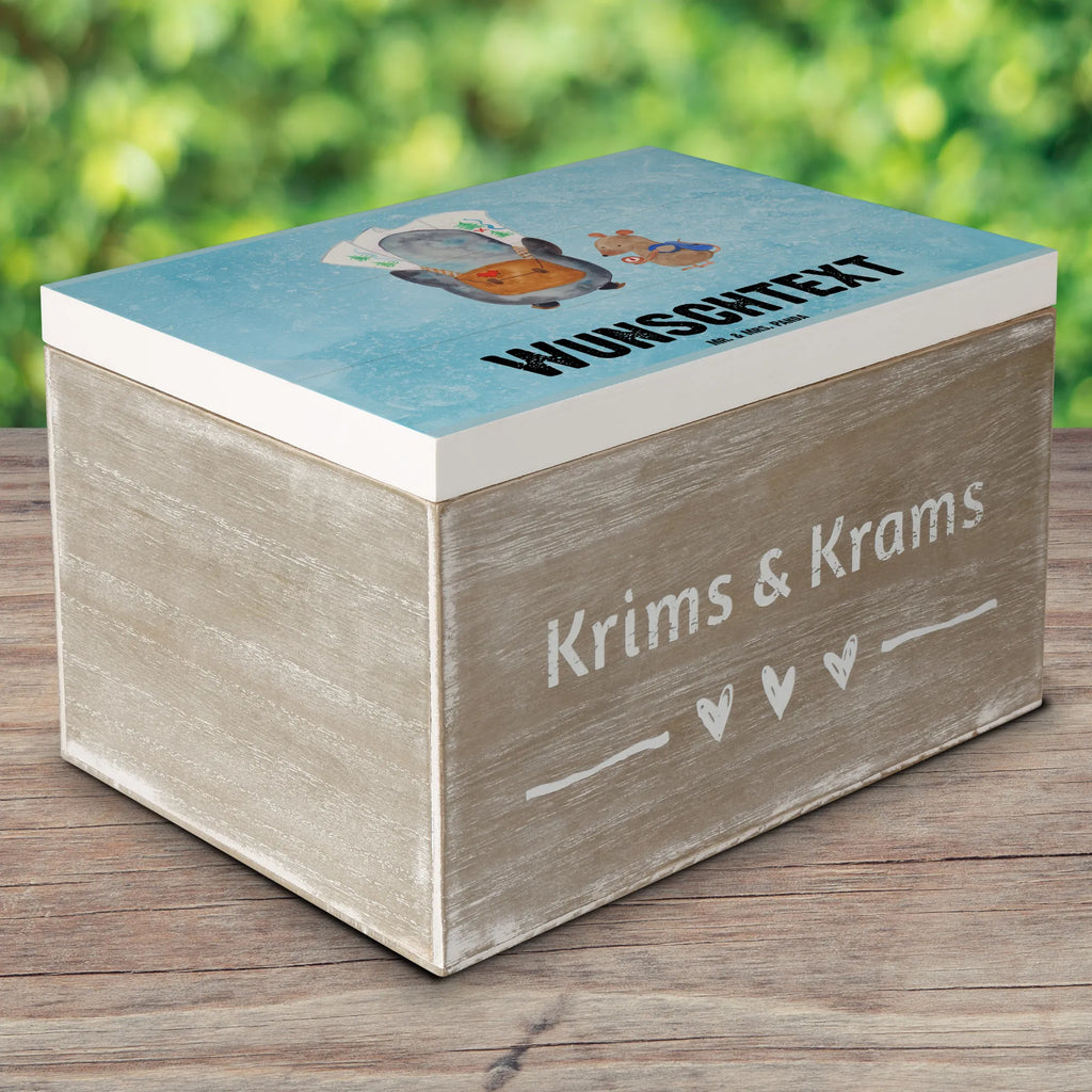 Personalisierte Holzkiste Pinguin & Maus Wanderer Holzkiste mit Namen, Kiste mit Namen, Schatzkiste mit Namen, Truhe mit Namen, Schatulle mit Namen, Erinnerungsbox mit Namen, Erinnerungskiste, mit Namen, Dekokiste mit Namen, Aufbewahrungsbox mit Namen, Holzkiste Personalisiert, Kiste Personalisiert, Schatzkiste Personalisiert, Truhe Personalisiert, Schatulle Personalisiert, Erinnerungsbox Personalisiert, Erinnerungskiste Personalisiert, Dekokiste Personalisiert, Aufbewahrungsbox Personalisiert, Geschenkbox personalisiert, GEschenkdose personalisiert, Pinguin, Pinguine, Abenteurer, Abenteuer, Roadtrip, Ausflug, Wanderlust, wandern