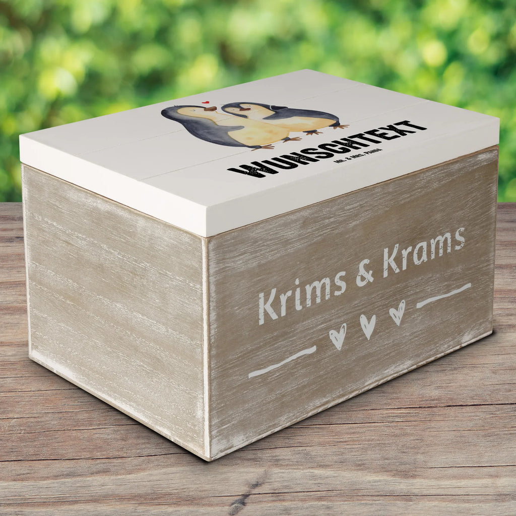 Personalisierte Holzkiste Pinguin umarmend Holzkiste mit Namen, Kiste mit Namen, Schatzkiste mit Namen, Truhe mit Namen, Schatulle mit Namen, Erinnerungsbox mit Namen, Erinnerungskiste, mit Namen, Dekokiste mit Namen, Aufbewahrungsbox mit Namen, Holzkiste Personalisiert, Kiste Personalisiert, Schatzkiste Personalisiert, Truhe Personalisiert, Schatulle Personalisiert, Erinnerungsbox Personalisiert, Erinnerungskiste Personalisiert, Dekokiste Personalisiert, Aufbewahrungsbox Personalisiert, Geschenkbox personalisiert, GEschenkdose personalisiert, Pinguin, Liebe, Liebespaar, Liebesbeweis, Liebesgeschenk, Verlobung, Jahrestag, Hochzeitstag, Hochzeit, Hochzeitsgeschenk