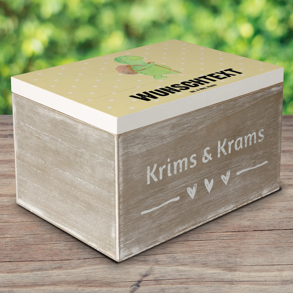 Personalisierte Holzkiste Schildkröte Wanderer Holzkiste mit Namen, Kiste mit Namen, Schatzkiste mit Namen, Truhe mit Namen, Schatulle mit Namen, Erinnerungsbox mit Namen, Erinnerungskiste, mit Namen, Dekokiste mit Namen, Aufbewahrungsbox mit Namen, Holzkiste Personalisiert, Kiste Personalisiert, Schatzkiste Personalisiert, Truhe Personalisiert, Schatulle Personalisiert, Erinnerungsbox Personalisiert, Erinnerungskiste Personalisiert, Dekokiste Personalisiert, Aufbewahrungsbox Personalisiert, Geschenkbox personalisiert, GEschenkdose personalisiert, Schildkröte, Schildkröten, Motivation, Motivationsspruch, Motivationssprüche, Neuanfang