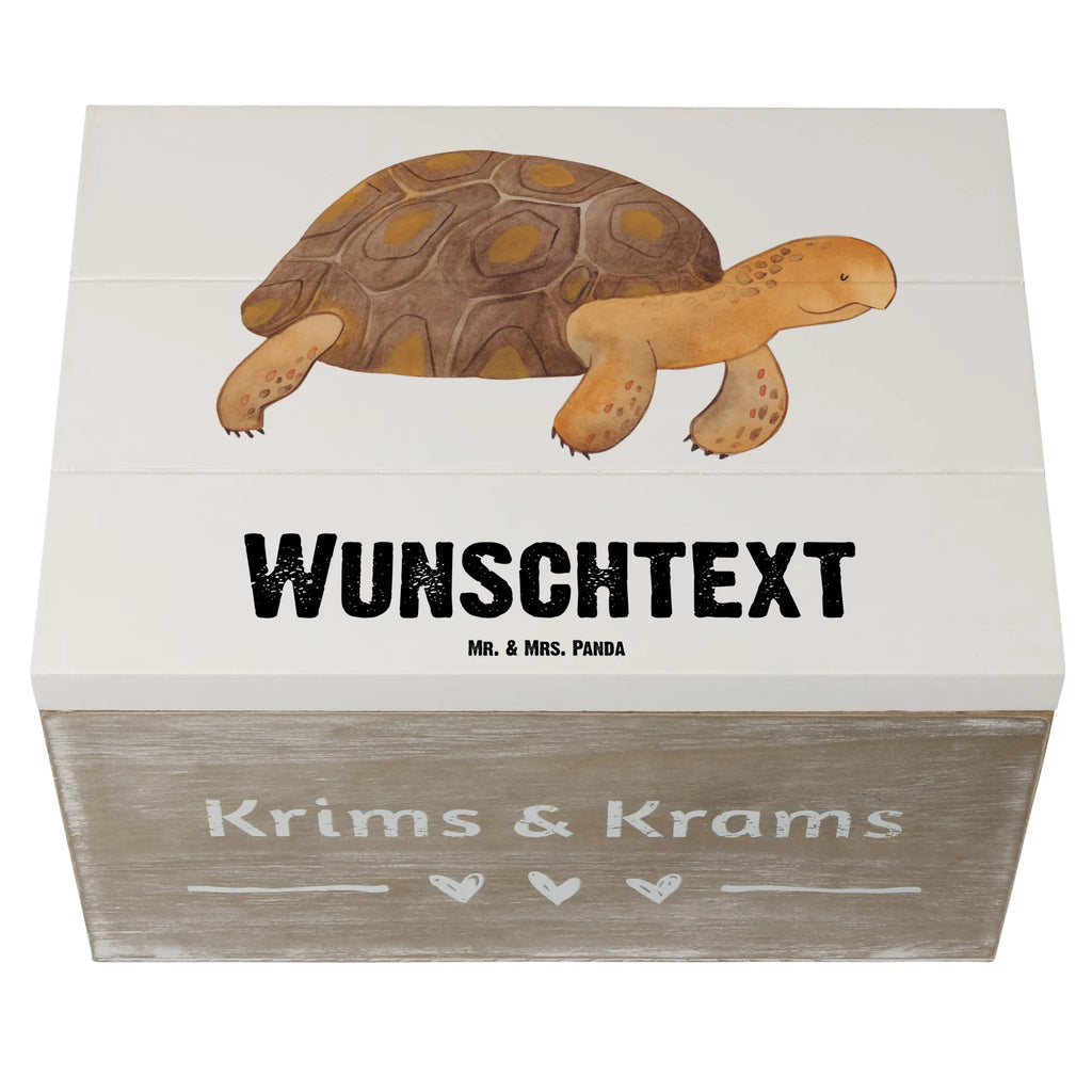 Personalisierte Holzkiste Schildkröte marschiert Holzkiste mit Namen, Kiste mit Namen, Schatzkiste mit Namen, Truhe mit Namen, Schatulle mit Namen, Erinnerungsbox mit Namen, Erinnerungskiste, mit Namen, Dekokiste mit Namen, Aufbewahrungsbox mit Namen, Holzkiste Personalisiert, Kiste Personalisiert, Schatzkiste Personalisiert, Truhe Personalisiert, Schatulle Personalisiert, Erinnerungsbox Personalisiert, Erinnerungskiste Personalisiert, Dekokiste Personalisiert, Aufbewahrungsbox Personalisiert, Geschenkbox personalisiert, GEschenkdose personalisiert, Meerestiere, Meer, Urlaub, Schildkröte, Schildkröten, get lost, Abenteuer, Reiselust, Inspiration, Neustart, Motivation, Lieblingsmensch