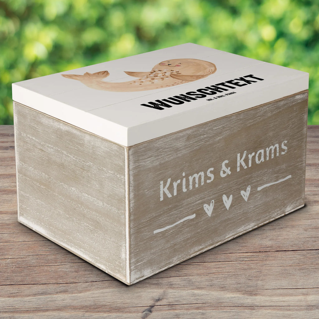 Personalisierte Holzkiste Robbe liegend Holzkiste mit Namen, Kiste mit Namen, Schatzkiste mit Namen, Truhe mit Namen, Schatulle mit Namen, Erinnerungsbox mit Namen, Erinnerungskiste, mit Namen, Dekokiste mit Namen, Aufbewahrungsbox mit Namen, Holzkiste Personalisiert, Kiste Personalisiert, Schatzkiste Personalisiert, Truhe Personalisiert, Schatulle Personalisiert, Erinnerungsbox Personalisiert, Erinnerungskiste Personalisiert, Dekokiste Personalisiert, Aufbewahrungsbox Personalisiert, Geschenkbox personalisiert, GEschenkdose personalisiert, Tiermotive, Gute Laune, lustige Sprüche, Tiere, Robbe, Robben, Seehund, Strand, Meerestier, Ostsee, Nordsee, Lachen, Freude