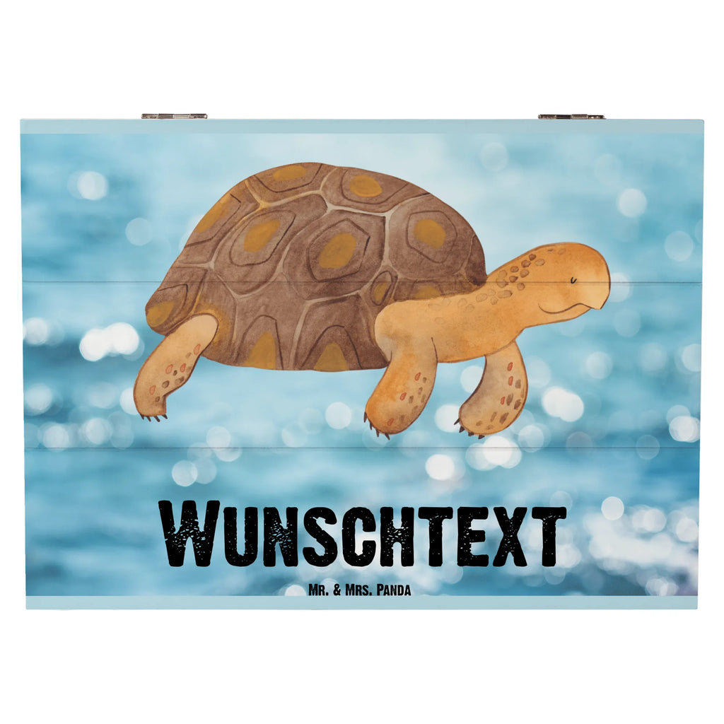 Personalisierte Holzkiste Schildkröte marschiert Holzkiste mit Namen, Kiste mit Namen, Schatzkiste mit Namen, Truhe mit Namen, Schatulle mit Namen, Erinnerungsbox mit Namen, Erinnerungskiste, mit Namen, Dekokiste mit Namen, Aufbewahrungsbox mit Namen, Holzkiste Personalisiert, Kiste Personalisiert, Schatzkiste Personalisiert, Truhe Personalisiert, Schatulle Personalisiert, Erinnerungsbox Personalisiert, Erinnerungskiste Personalisiert, Dekokiste Personalisiert, Aufbewahrungsbox Personalisiert, Geschenkbox personalisiert, GEschenkdose personalisiert, Meerestiere, Meer, Urlaub, Schildkröte, Schildkröten, get lost, Abenteuer, Reiselust, Inspiration, Neustart, Motivation, Lieblingsmensch