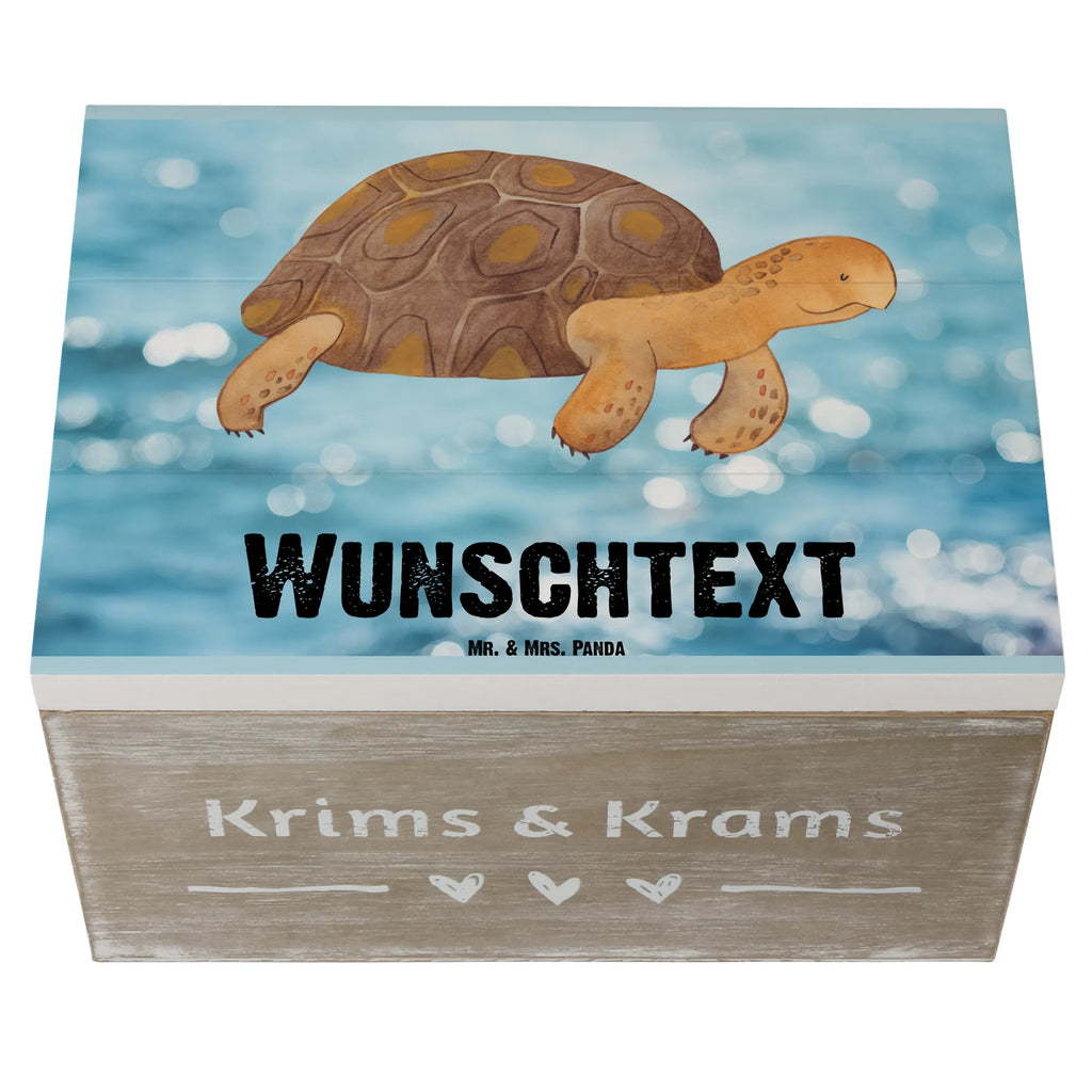 Personalisierte Holzkiste Schildkröte marschiert Holzkiste mit Namen, Kiste mit Namen, Schatzkiste mit Namen, Truhe mit Namen, Schatulle mit Namen, Erinnerungsbox mit Namen, Erinnerungskiste, mit Namen, Dekokiste mit Namen, Aufbewahrungsbox mit Namen, Holzkiste Personalisiert, Kiste Personalisiert, Schatzkiste Personalisiert, Truhe Personalisiert, Schatulle Personalisiert, Erinnerungsbox Personalisiert, Erinnerungskiste Personalisiert, Dekokiste Personalisiert, Aufbewahrungsbox Personalisiert, Geschenkbox personalisiert, GEschenkdose personalisiert, Meerestiere, Meer, Urlaub, Schildkröte, Schildkröten, get lost, Abenteuer, Reiselust, Inspiration, Neustart, Motivation, Lieblingsmensch