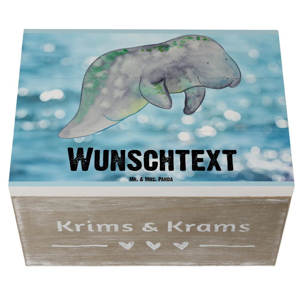 Personalisierte Holzkiste Seekuh chillt Holzkiste mit Namen, Kiste mit Namen, Schatzkiste mit Namen, Truhe mit Namen, Schatulle mit Namen, Erinnerungsbox mit Namen, Erinnerungskiste, mit Namen, Dekokiste mit Namen, Aufbewahrungsbox mit Namen, Holzkiste Personalisiert, Kiste Personalisiert, Schatzkiste Personalisiert, Truhe Personalisiert, Schatulle Personalisiert, Erinnerungsbox Personalisiert, Erinnerungskiste Personalisiert, Dekokiste Personalisiert, Aufbewahrungsbox Personalisiert, Geschenkbox personalisiert, GEschenkdose personalisiert, Meerestiere, Meer, Urlaub, Seekuh, Seekühe, Diät, Abnehmen, Zucker, Diätwahn, Essen, Süßigkeiten