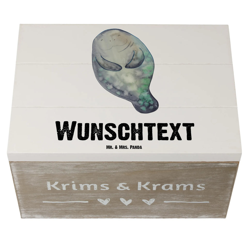 Personalisierte Holzkiste Seekuh happy Holzkiste mit Namen, Kiste mit Namen, Schatzkiste mit Namen, Truhe mit Namen, Schatulle mit Namen, Erinnerungsbox mit Namen, Erinnerungskiste, mit Namen, Dekokiste mit Namen, Aufbewahrungsbox mit Namen, Holzkiste Personalisiert, Kiste Personalisiert, Schatzkiste Personalisiert, Truhe Personalisiert, Schatulle Personalisiert, Erinnerungsbox Personalisiert, Erinnerungskiste Personalisiert, Dekokiste Personalisiert, Aufbewahrungsbox Personalisiert, Geschenkbox personalisiert, GEschenkdose personalisiert, Meerestiere, Meer, Urlaub, Seekuh, Seekühe, Selbstliebe, Respekt, Neuanfang, Neustart, Achtsamkeit, Zufrieden, Liebeskummer, Freundin