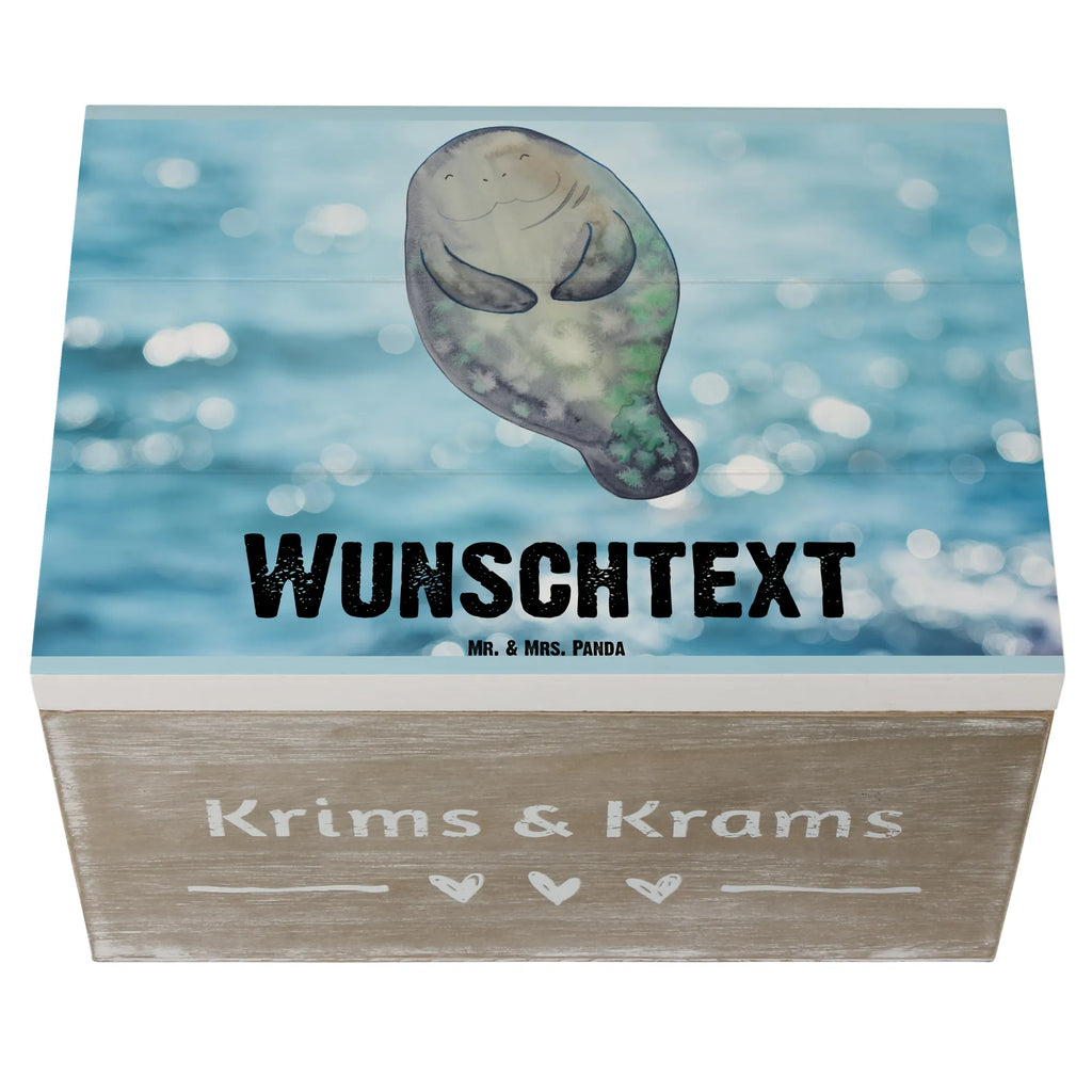 Personalisierte Holzkiste Seekuh happy Holzkiste mit Namen, Kiste mit Namen, Schatzkiste mit Namen, Truhe mit Namen, Schatulle mit Namen, Erinnerungsbox mit Namen, Erinnerungskiste, mit Namen, Dekokiste mit Namen, Aufbewahrungsbox mit Namen, Holzkiste Personalisiert, Kiste Personalisiert, Schatzkiste Personalisiert, Truhe Personalisiert, Schatulle Personalisiert, Erinnerungsbox Personalisiert, Erinnerungskiste Personalisiert, Dekokiste Personalisiert, Aufbewahrungsbox Personalisiert, Geschenkbox personalisiert, GEschenkdose personalisiert, Meerestiere, Meer, Urlaub, Seekuh, Seekühe, Selbstliebe, Respekt, Neuanfang, Neustart, Achtsamkeit, Zufrieden, Liebeskummer, Freundin