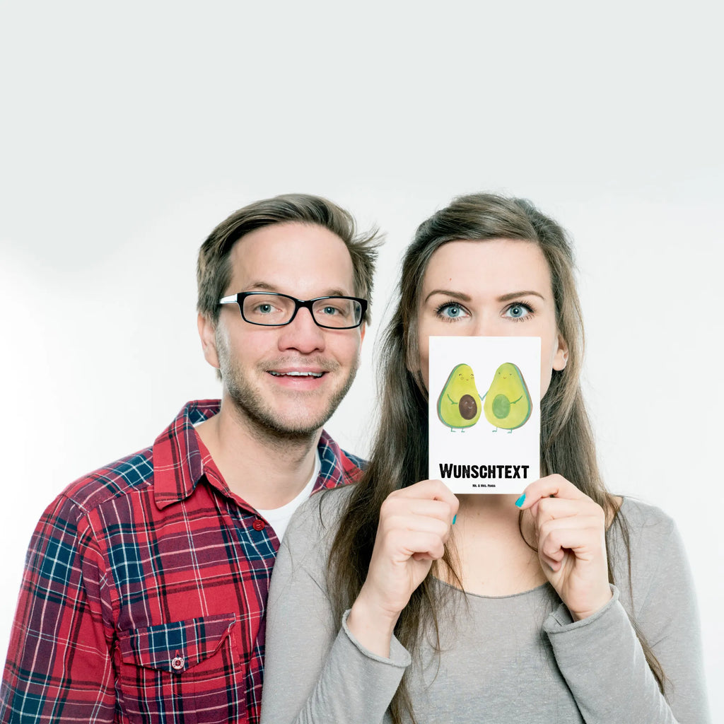 Personalisierte Postkarte Avocado Pärchen Postkarte mit Namen, Postkarte bedrucken, Postkarte mit Wunschtext, Postkarte personalisierbar, Geschenkkarte mit Namen, Grußkarte mit Namen, Karte mit Namen, Einladung mit Namen, Ansichtskarte mit Namen, Geschenkkarte mit Wunschtext, Grußkarte mit Wunschtext, Karte mit Wunschtext, Einladung mit Wunschtext, Ansichtskarte mit Wunschtext, Avocado, Veggie, Vegan, Gesund, Avocuddle, Liebe, Schwangerschaft, Familie, Babyshower, Babyparty, Hochzeit, Kinder, Avocados, Geburt