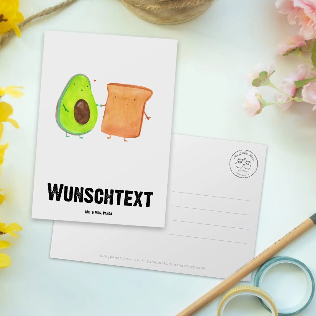 Personalisierte Postkarte Avocado + Toast Postkarte mit Namen, Postkarte bedrucken, Postkarte mit Wunschtext, Postkarte personalisierbar, Geschenkkarte mit Namen, Grußkarte mit Namen, Karte mit Namen, Einladung mit Namen, Ansichtskarte mit Namen, Geschenkkarte mit Wunschtext, Grußkarte mit Wunschtext, Karte mit Wunschtext, Einladung mit Wunschtext, Ansichtskarte mit Wunschtext, Avocado, Veggie, Vegan, Gesund, Toast, Toastbrot, Liebespaar, Pärchen, Freund, Freundin, Verlobt, Verlobungsparty, Hochzeit, Hochzeitsgeschenk, Jahrestag, Jahrestagsgeschenk