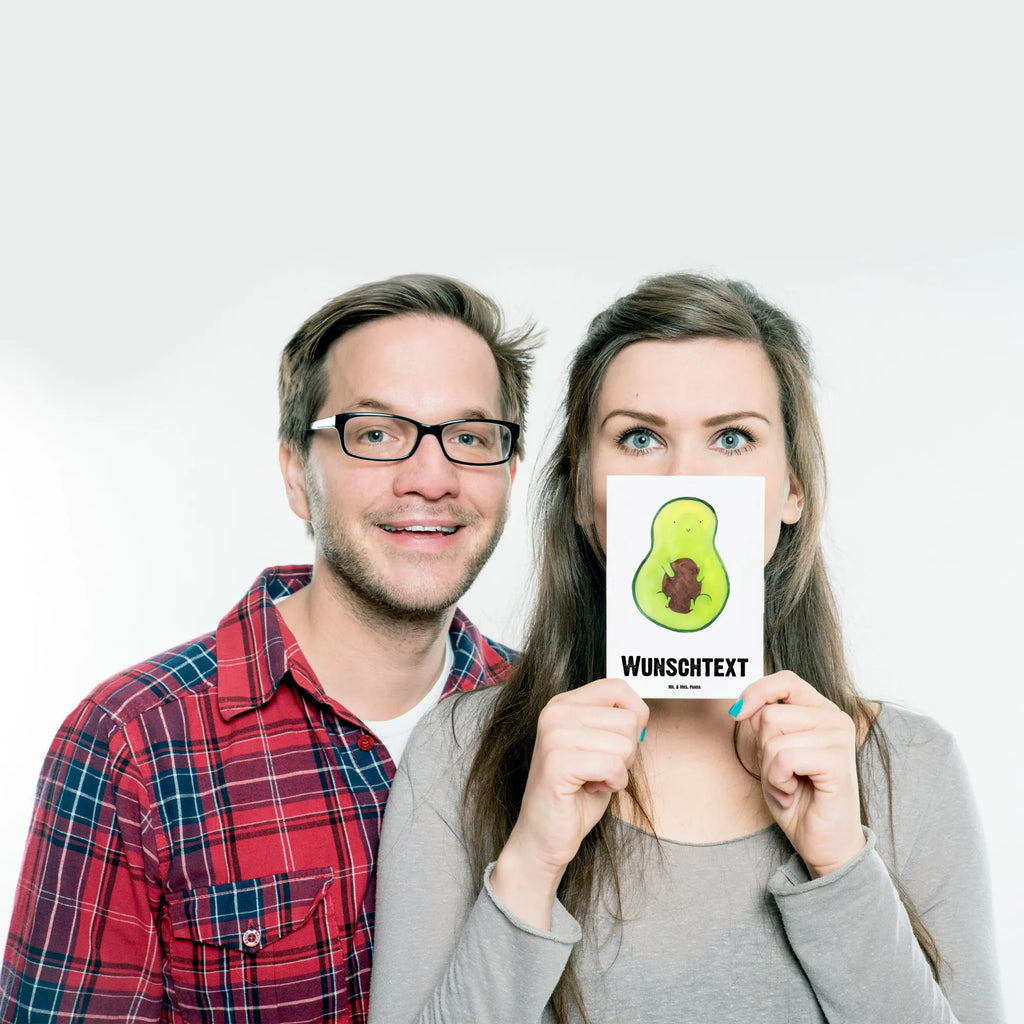 Personalisierte Postkarte Avocado mit Kern Postkarte mit Namen, Postkarte bedrucken, Postkarte mit Wunschtext, Postkarte personalisierbar, Geschenkkarte mit Namen, Grußkarte mit Namen, Karte mit Namen, Einladung mit Namen, Ansichtskarte mit Namen, Geschenkkarte mit Wunschtext, Grußkarte mit Wunschtext, Karte mit Wunschtext, Einladung mit Wunschtext, Ansichtskarte mit Wunschtext, Avocado, Veggie, Vegan, Gesund, Avokado, Avocadokern, Kern, Pflanze, Spruch Leben