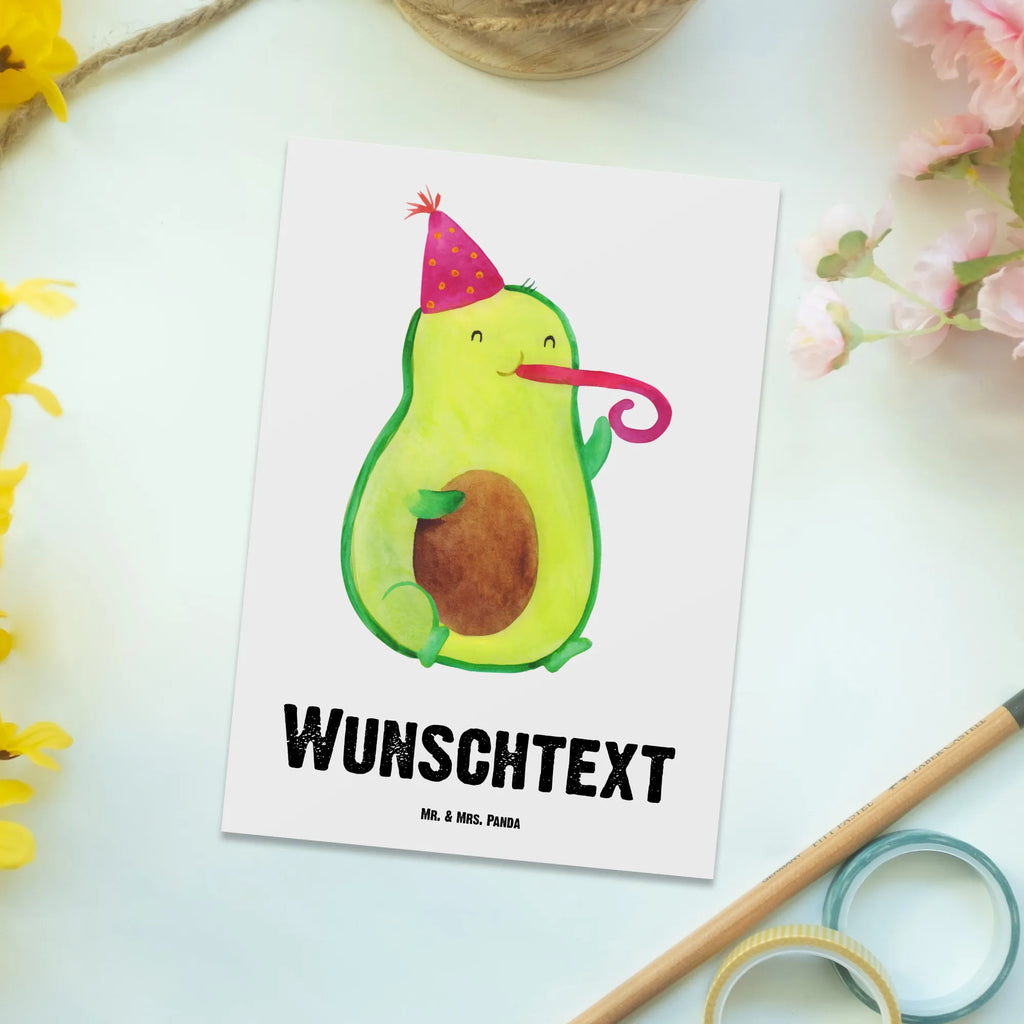 Personalisierte Postkarte Avocado Partyhupe Postkarte mit Namen, Postkarte bedrucken, Postkarte mit Wunschtext, Postkarte personalisierbar, Geschenkkarte mit Namen, Grußkarte mit Namen, Karte mit Namen, Einladung mit Namen, Ansichtskarte mit Namen, Geschenkkarte mit Wunschtext, Grußkarte mit Wunschtext, Karte mit Wunschtext, Einladung mit Wunschtext, Ansichtskarte mit Wunschtext, Avocado, Veggie, Vegan, Gesund, Party, Feierlichkeit, Feier, Fete, Geburtstag, Gute Laune, Tröte