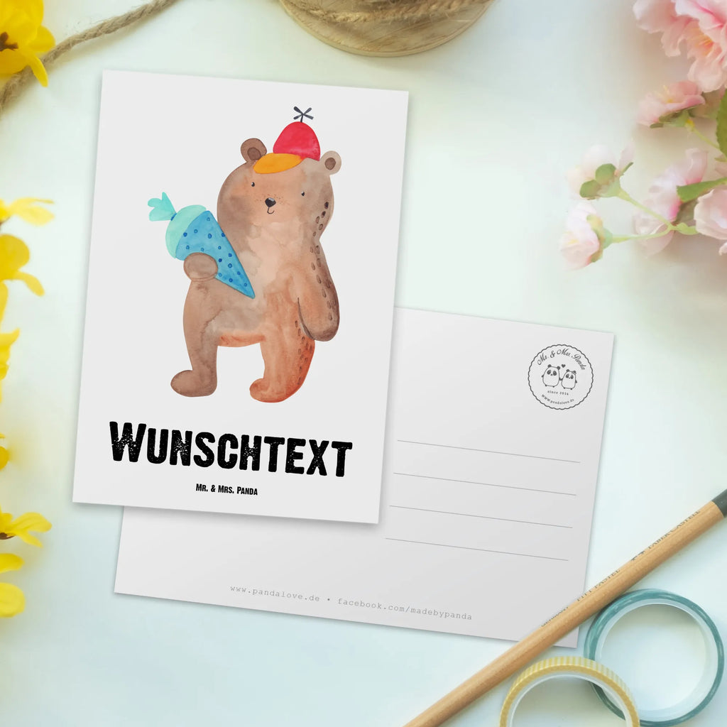 Personalisierte Postkarte Bär mit Schultüte Postkarte mit Namen, Postkarte bedrucken, Postkarte mit Wunschtext, Postkarte personalisierbar, Geschenkkarte mit Namen, Grußkarte mit Namen, Karte mit Namen, Einladung mit Namen, Ansichtskarte mit Namen, Geschenkkarte mit Wunschtext, Grußkarte mit Wunschtext, Karte mit Wunschtext, Einladung mit Wunschtext, Ansichtskarte mit Wunschtext, Bär, Teddy, Teddybär, Bär Motiv, Schultüte, Erster Schultag Geschenk, Einschulung Geschenk, Schule Geschenk, Grundschule, Schulanfang, Schulbeginn