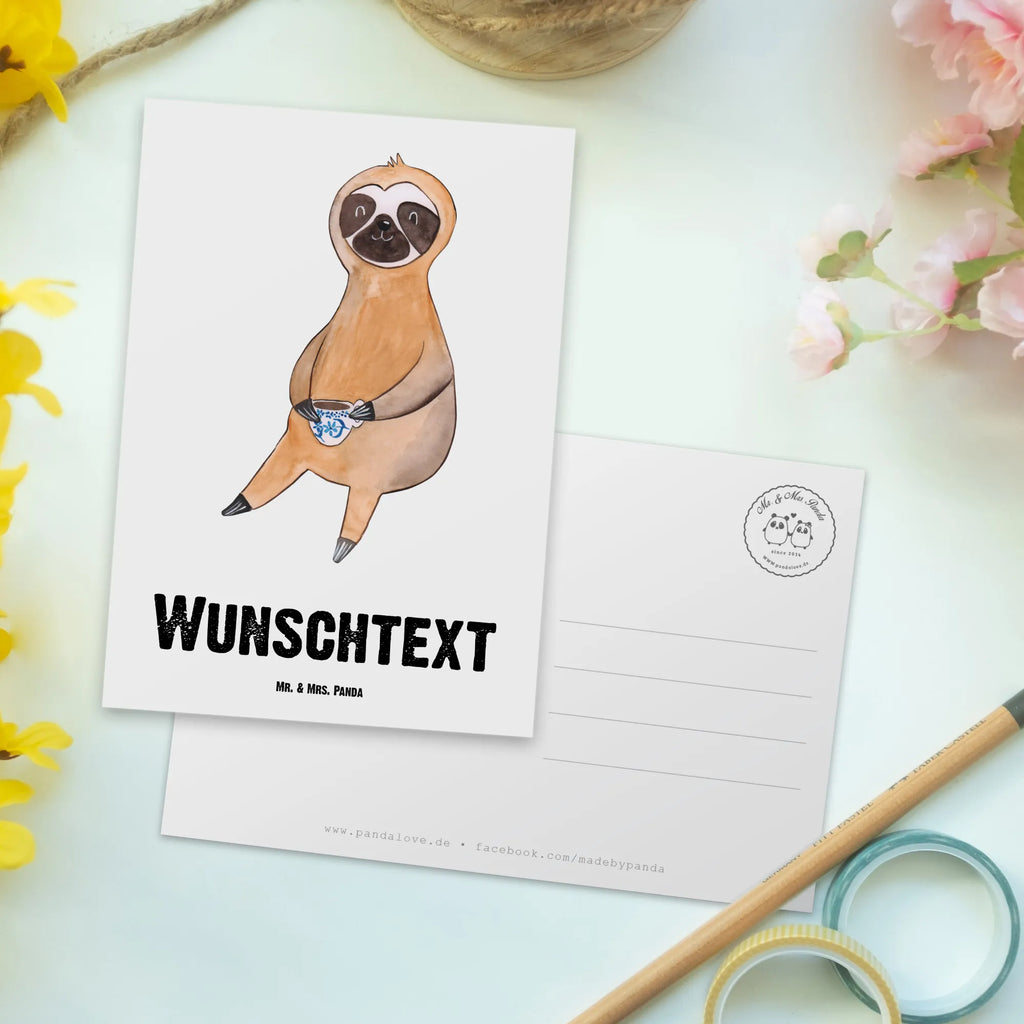 Personalisierte Postkarte Faultier Kaffee Postkarte mit Namen, Postkarte bedrucken, Postkarte mit Wunschtext, Postkarte personalisierbar, Geschenkkarte mit Namen, Grußkarte mit Namen, Karte mit Namen, Einladung mit Namen, Ansichtskarte mit Namen, Geschenkkarte mit Wunschtext, Grußkarte mit Wunschtext, Karte mit Wunschtext, Einladung mit Wunschtext, Ansichtskarte mit Wunschtext, Faultier, Faultier Geschenk, Faultier Deko, Faultiere, faul, Lieblingstier, Kaffee, erster Kaffee, Morgenmuffel, Frühaufsteher, Kaffeetasse, Genießer, Coffee, Kaffeegetränk