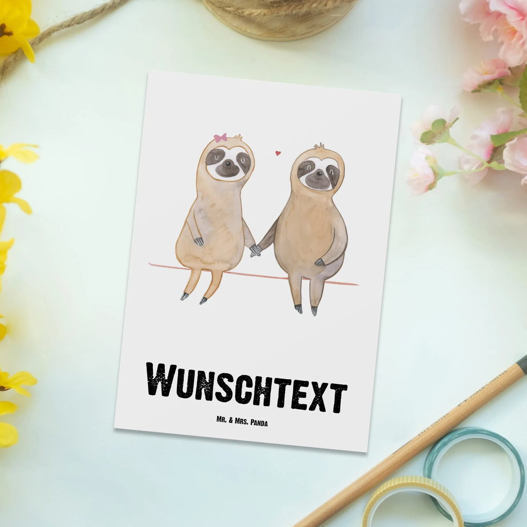 Personalisierte Postkarte Faultier Pärchen Postkarte mit Namen, Postkarte bedrucken, Postkarte mit Wunschtext, Postkarte personalisierbar, Geschenkkarte mit Namen, Grußkarte mit Namen, Karte mit Namen, Einladung mit Namen, Ansichtskarte mit Namen, Geschenkkarte mit Wunschtext, Grußkarte mit Wunschtext, Karte mit Wunschtext, Einladung mit Wunschtext, Ansichtskarte mit Wunschtext, Faultier, Faultier Geschenk, Faultier Deko, Faultiere, faul, Lieblingstier, Liebe, Liebespaar, Faultierliebe, Faultierpärchen, verliebt, verlobt, gemeinsam, relaxen, Pärchen, Beziehung, Langsamkeit