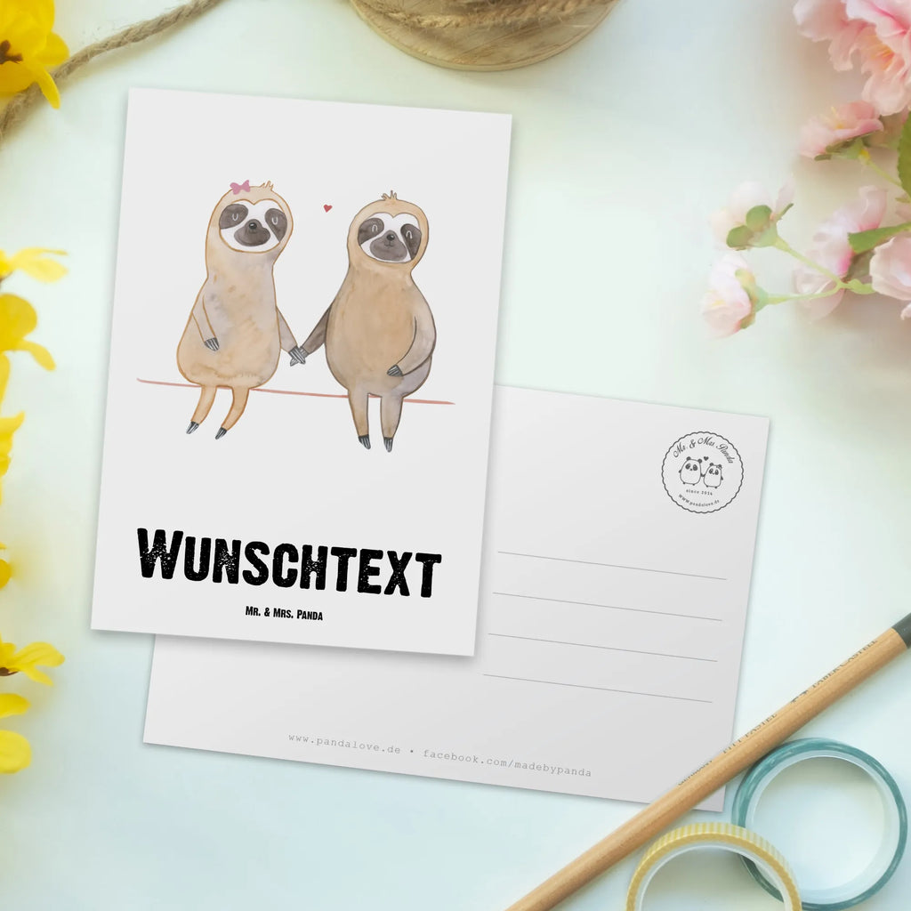 Personalisierte Postkarte Faultier Pärchen Postkarte mit Namen, Postkarte bedrucken, Postkarte mit Wunschtext, Postkarte personalisierbar, Geschenkkarte mit Namen, Grußkarte mit Namen, Karte mit Namen, Einladung mit Namen, Ansichtskarte mit Namen, Geschenkkarte mit Wunschtext, Grußkarte mit Wunschtext, Karte mit Wunschtext, Einladung mit Wunschtext, Ansichtskarte mit Wunschtext, Faultier, Faultier Geschenk, Faultier Deko, Faultiere, faul, Lieblingstier, Liebe, Liebespaar, Faultierliebe, Faultierpärchen, verliebt, verlobt, gemeinsam, relaxen, Pärchen, Beziehung, Langsamkeit