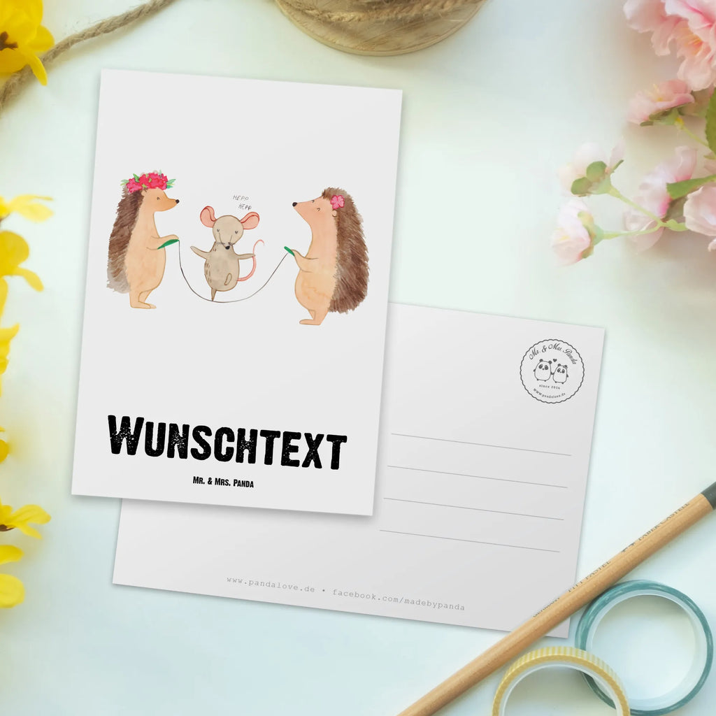 Personalisierte Postkarte Igel Seilhüpfen Postkarte mit Namen, Postkarte bedrucken, Postkarte mit Wunschtext, Postkarte personalisierbar, Geschenkkarte mit Namen, Grußkarte mit Namen, Karte mit Namen, Einladung mit Namen, Ansichtskarte mit Namen, Geschenkkarte mit Wunschtext, Grußkarte mit Wunschtext, Karte mit Wunschtext, Einladung mit Wunschtext, Ansichtskarte mit Wunschtext, Tiermotive, Gute Laune, lustige Sprüche, Tiere, Igel, Maus, Seilspringen, Seilhüpfen, Kinder, Kindergarten