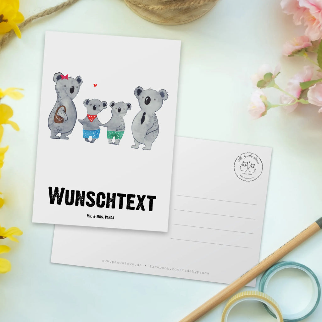 Personalisierte Postkarte Koala Familie zwei Postkarte mit Namen, Postkarte bedrucken, Postkarte mit Wunschtext, Postkarte personalisierbar, Geschenkkarte mit Namen, Grußkarte mit Namen, Karte mit Namen, Einladung mit Namen, Ansichtskarte mit Namen, Geschenkkarte mit Wunschtext, Grußkarte mit Wunschtext, Karte mit Wunschtext, Einladung mit Wunschtext, Ansichtskarte mit Wunschtext, Familie, Vatertag, Muttertag, Bruder, Schwester, Mama, Papa, Oma, Opa, Koala, Koalabär, beste Familie, Familienzeit, Familienleben, Koalafamilie, Lieblingsfamilie