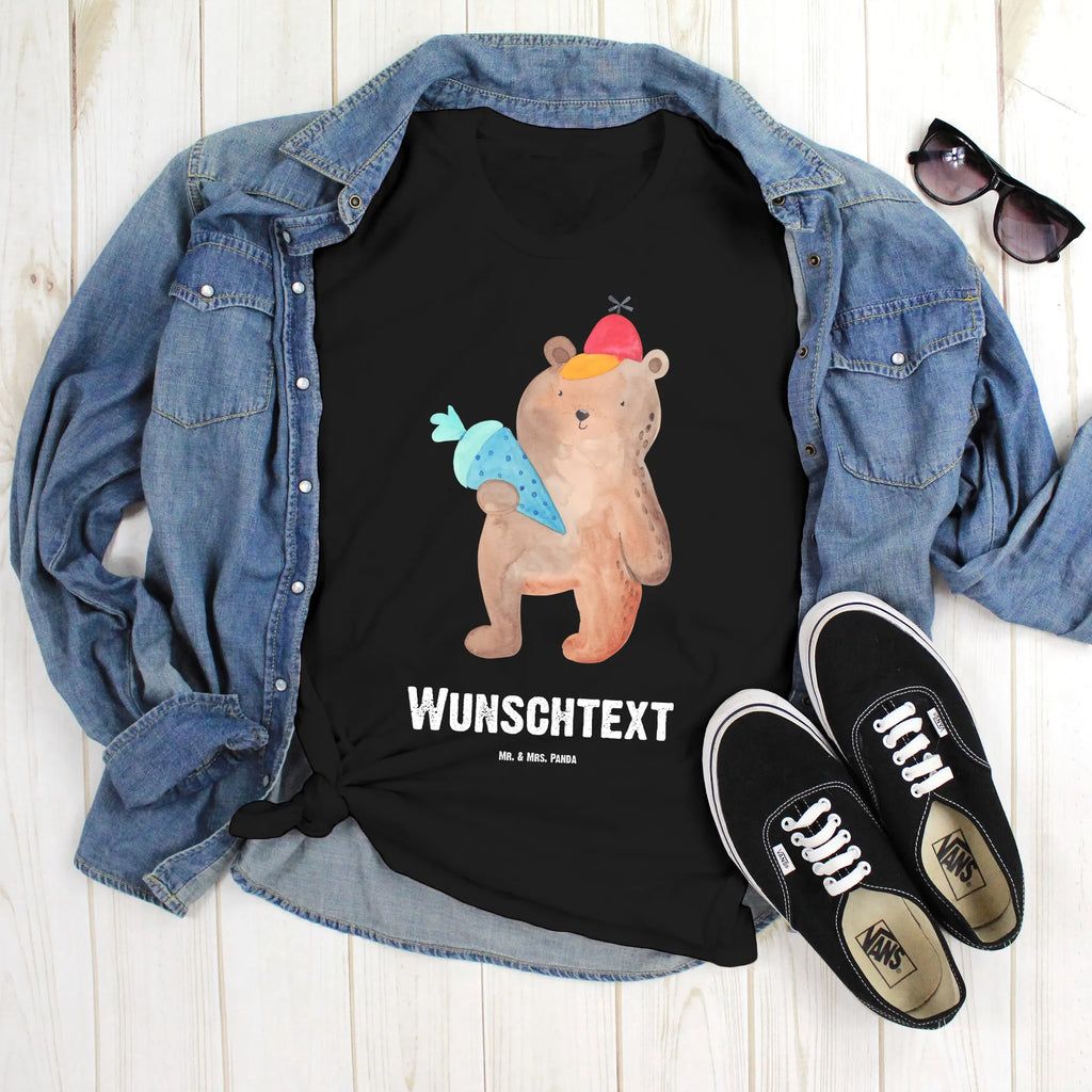 Personalisiertes T-Shirt Bär Schultüte T-Shirt Personalisiert, T-Shirt mit Namen, T-Shirt mit Aufruck, Männer, Frauen, Wunschtext, Bedrucken, Bär, Teddy, Teddybär, Bär Motiv, Schultüte, Erster Schultag Geschenk, Einschulung Geschenk, Schule Geschenk, Grundschule, Schulanfang, Schulbeginn