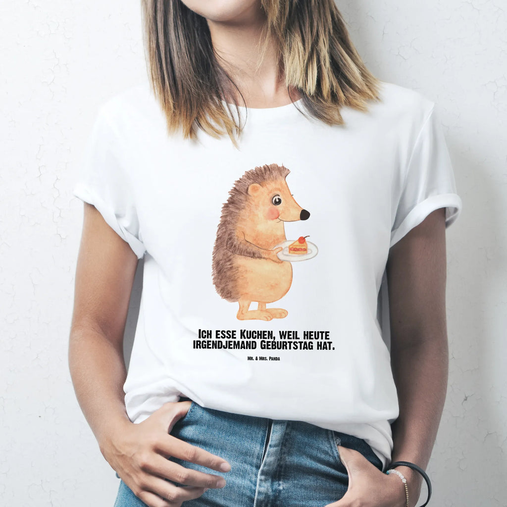 Personalisiertes T-Shirt Igel mit Kuchenstück T-Shirt Personalisiert, T-Shirt mit Namen, T-Shirt mit Aufruck, Männer, Frauen, Wunschtext, Bedrucken, Tiermotive, Gute Laune, lustige Sprüche, Tiere, Igel, Essen Spruch, Kuchen, Backen Geschenk, Kuchen backen, Einladung Party, Geburtstagskuchen, Torte