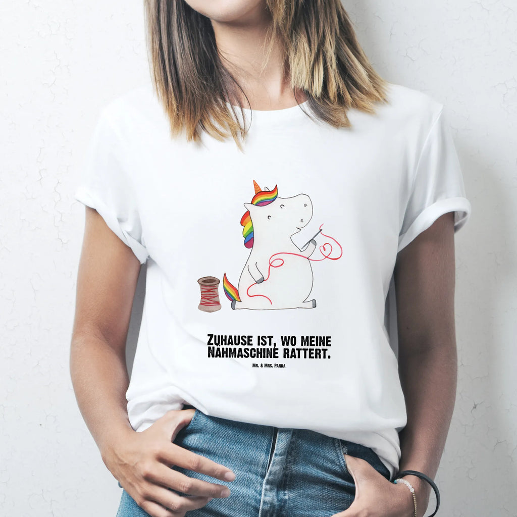 Personalisiertes T-Shirt Einhorn Näherin T-Shirt Personalisiert, T-Shirt mit Namen, T-Shirt mit Aufruck, Männer, Frauen, Wunschtext, Bedrucken, Einhorn, Einhörner, Einhorn Deko, Pegasus, Unicorn, Näherin, nähen, Mädchen, Freundin, Häkeln, Stricken, basteln, Nähzimmer