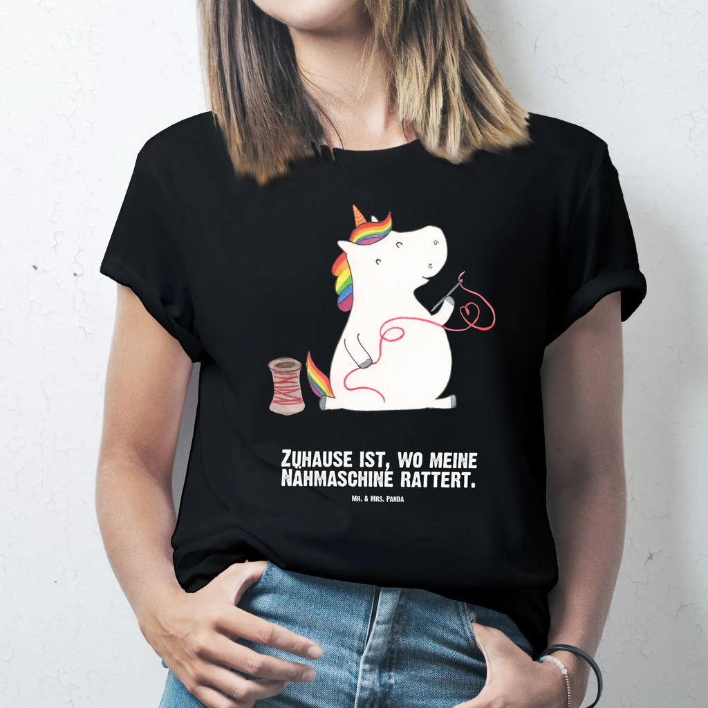 Personalisiertes T-Shirt Einhorn Näherin T-Shirt Personalisiert, T-Shirt mit Namen, T-Shirt mit Aufruck, Männer, Frauen, Wunschtext, Bedrucken, Einhorn, Einhörner, Einhorn Deko, Pegasus, Unicorn, Näherin, nähen, Mädchen, Freundin, Häkeln, Stricken, basteln, Nähzimmer