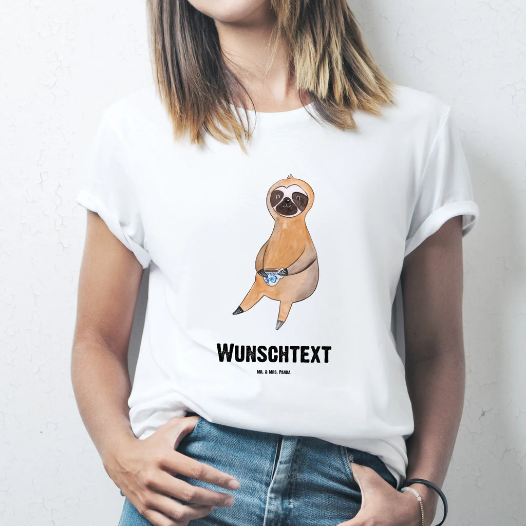 Personalisiertes T-Shirt Faultier Kaffee T-Shirt Personalisiert, T-Shirt mit Namen, T-Shirt mit Aufruck, Männer, Frauen, Wunschtext, Bedrucken, Faultier, Faultier Geschenk, Faultier Deko, Faultiere, faul, Lieblingstier, Kaffee, erster Kaffee, Morgenmuffel, Frühaufsteher, Kaffeetasse, Genießer, Coffee, Kaffeegetränk