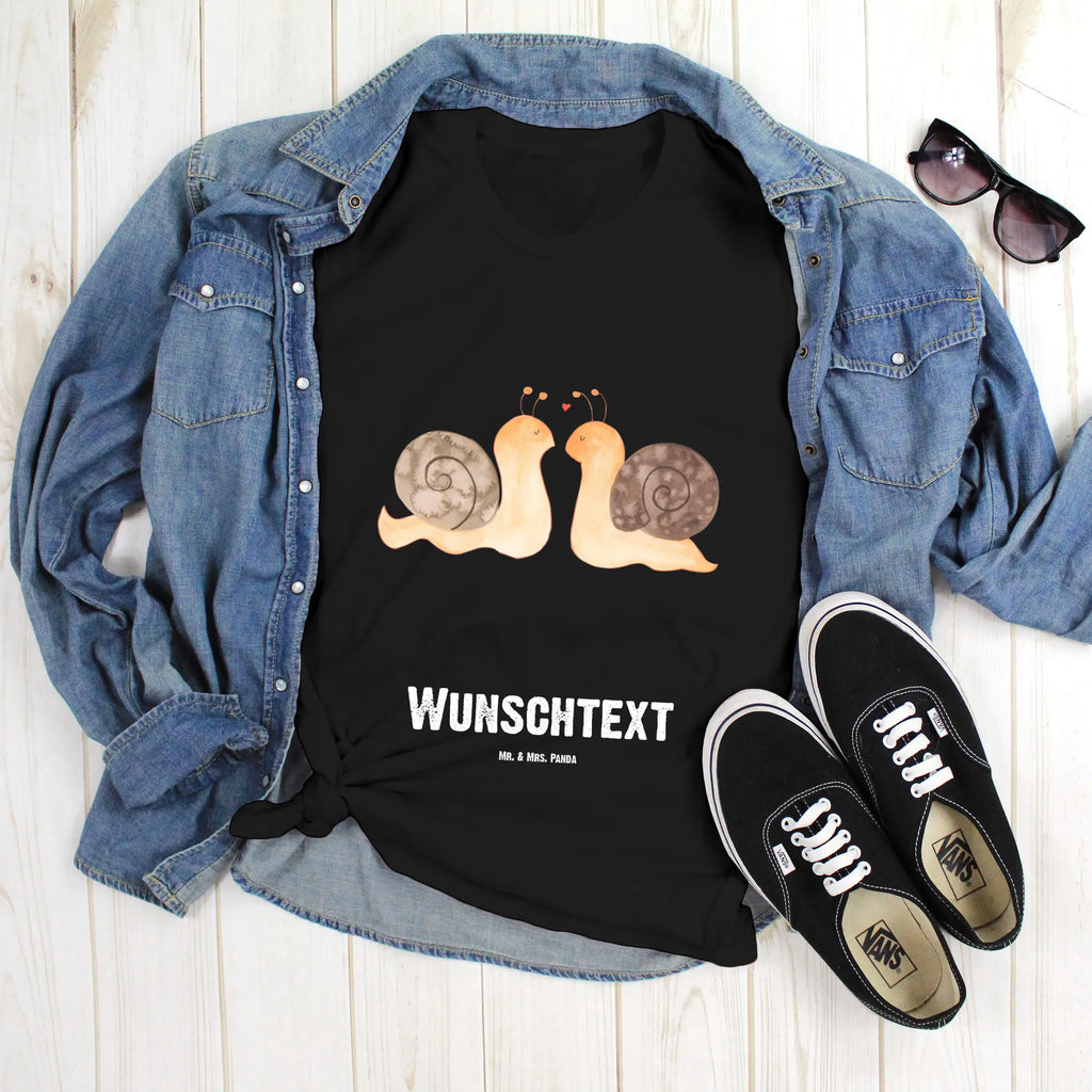 Personalisiertes T-Shirt Schnecken Liebe T-Shirt Personalisiert, T-Shirt mit Namen, T-Shirt mit Aufruck, Männer, Frauen, Wunschtext, Bedrucken, Liebe, Partner, Freund, Freundin, Ehemann, Ehefrau, Heiraten, Verlobung, Heiratsantrag, Liebesgeschenk, Jahrestag, Hocheitstag