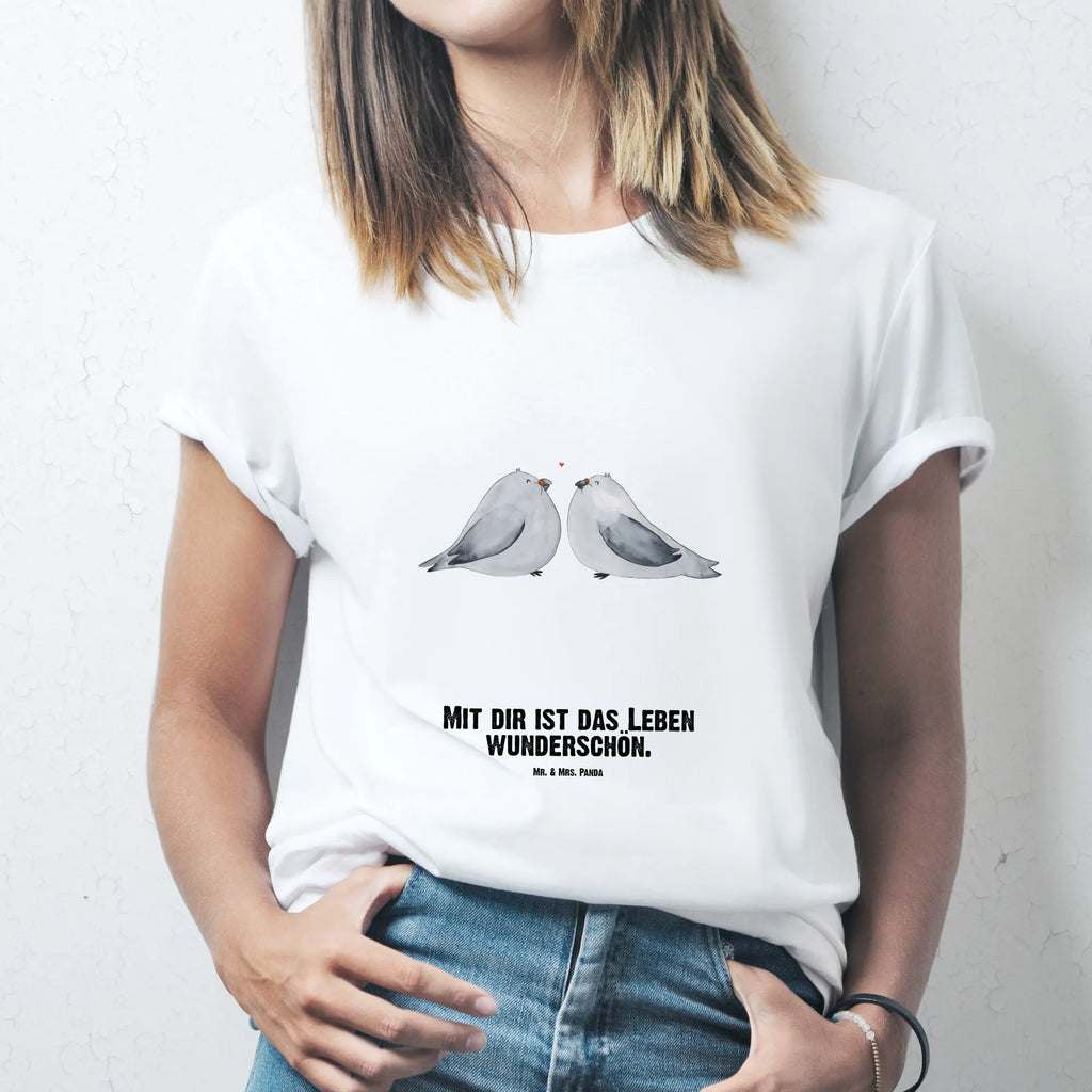 Personalisiertes T-Shirt Turteltauben Liebe T-Shirt Personalisiert, T-Shirt mit Namen, T-Shirt mit Aufruck, Männer, Frauen, Wunschtext, Bedrucken, Liebe, Partner, Freund, Freundin, Ehemann, Ehefrau, Heiraten, Verlobung, Heiratsantrag, Liebesgeschenk, Jahrestag, Hocheitstag, Turteltauben, Turteltäubchen, Tauben, Verliebt, Verlobt, Verheiratet, Geschenk Freundin, Geschenk Freund, Liebesbeweis, Hochzeitstag, Geschenk Hochzeit