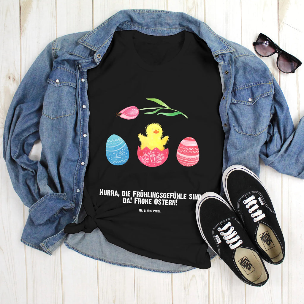 Personalisiertes T-Shirt Küken geschlüpft T-Shirt Personalisiert, T-Shirt mit Namen, T-Shirt mit Aufruck, Männer, Frauen, Wunschtext, Bedrucken, Ostern, Osterhase, Ostergeschenke, Osternest, Osterdeko, Geschenke zu Ostern, Ostern Geschenk, Ostergeschenke Kinder, Ostern Kinder, Küken, Osterei, Ostereier, Ei, Frühlingsgefühle, Freude, Grüße, liebe Grüße, Frohe Ostern, Ostergrüße