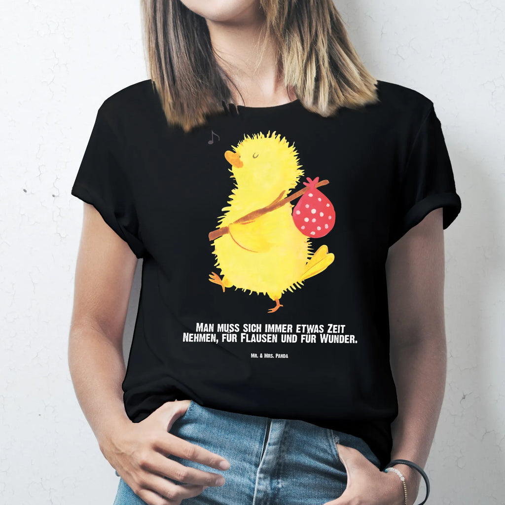 Personalisiertes T-Shirt Küken Wanderer T-Shirt Personalisiert, T-Shirt mit Namen, T-Shirt mit Aufruck, Männer, Frauen, Wunschtext, Bedrucken, Ostern, Osterhase, Ostergeschenke, Osternest, Osterdeko, Geschenke zu Ostern, Ostern Geschenk, Ostergeschenke Kinder, Ostern Kinder, Küken, Osterei, Ostereier, Ei, Frühlingsgefühle, Freude, Grüße, liebe Grüße, Frohe Ostern, Ostergrüße, Flausen, Wunder, Reisen, Weltenbummler, Zeit, Zeitmanagement, Backpacker