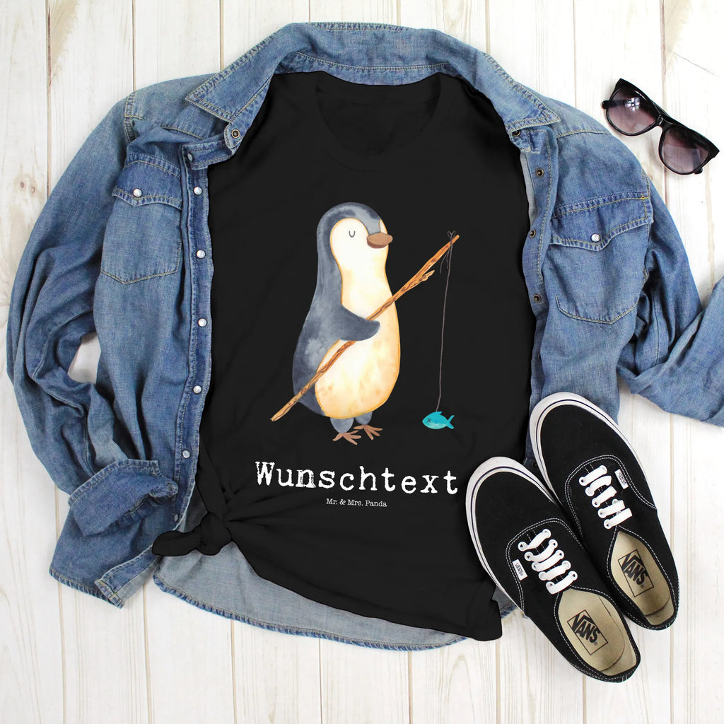 Personalisiertes T-Shirt Pinguin Angler T-Shirt Personalisiert, T-Shirt mit Namen, T-Shirt mit Aufruck, Männer, Frauen, Wunschtext, Bedrucken, Pinguin, Pinguine, Angeln, Angler, Tagträume, Hobby, Plan, Planer, Tagesplan, Neustart, Motivation, Geschenk, Freundinnen, Geschenkidee, Urlaub, Wochenende