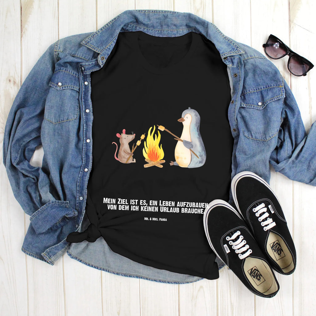 Personalisiertes T-Shirt Pinguin Lagerfeuer T-Shirt Personalisiert, T-Shirt mit Namen, T-Shirt mit Aufruck, Männer, Frauen, Wunschtext, Bedrucken, Pinguin, Maus, Pinguine, Lagerfeuer, Leben, Arbeit, Job, Motivation, Büro, Büroalltag, Lebensspruch, Lebensmotivation, Neustart, Liebe, grillen, Feuer, Marshmallows