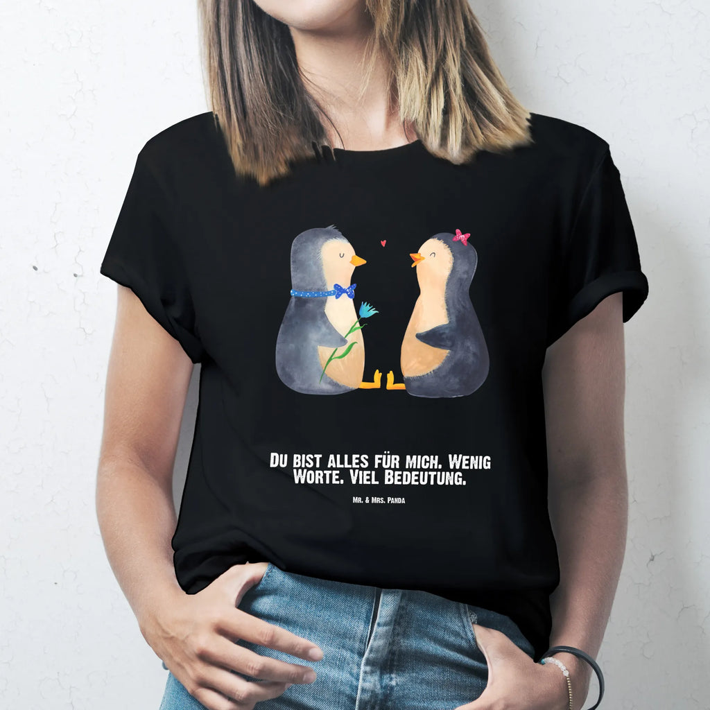 Personalisiertes T-Shirt Pinguin Pärchen T-Shirt Personalisiert, T-Shirt mit Namen, T-Shirt mit Aufruck, Männer, Frauen, Wunschtext, Bedrucken, Pinguin, Pinguine, Liebe, Liebespaar, Liebesbeweis, Liebesgeschenk, Verlobung, Jahrestag, Hochzeitstag, Hochzeit, Hochzeitsgeschenk, große Liebe, Traumpaar