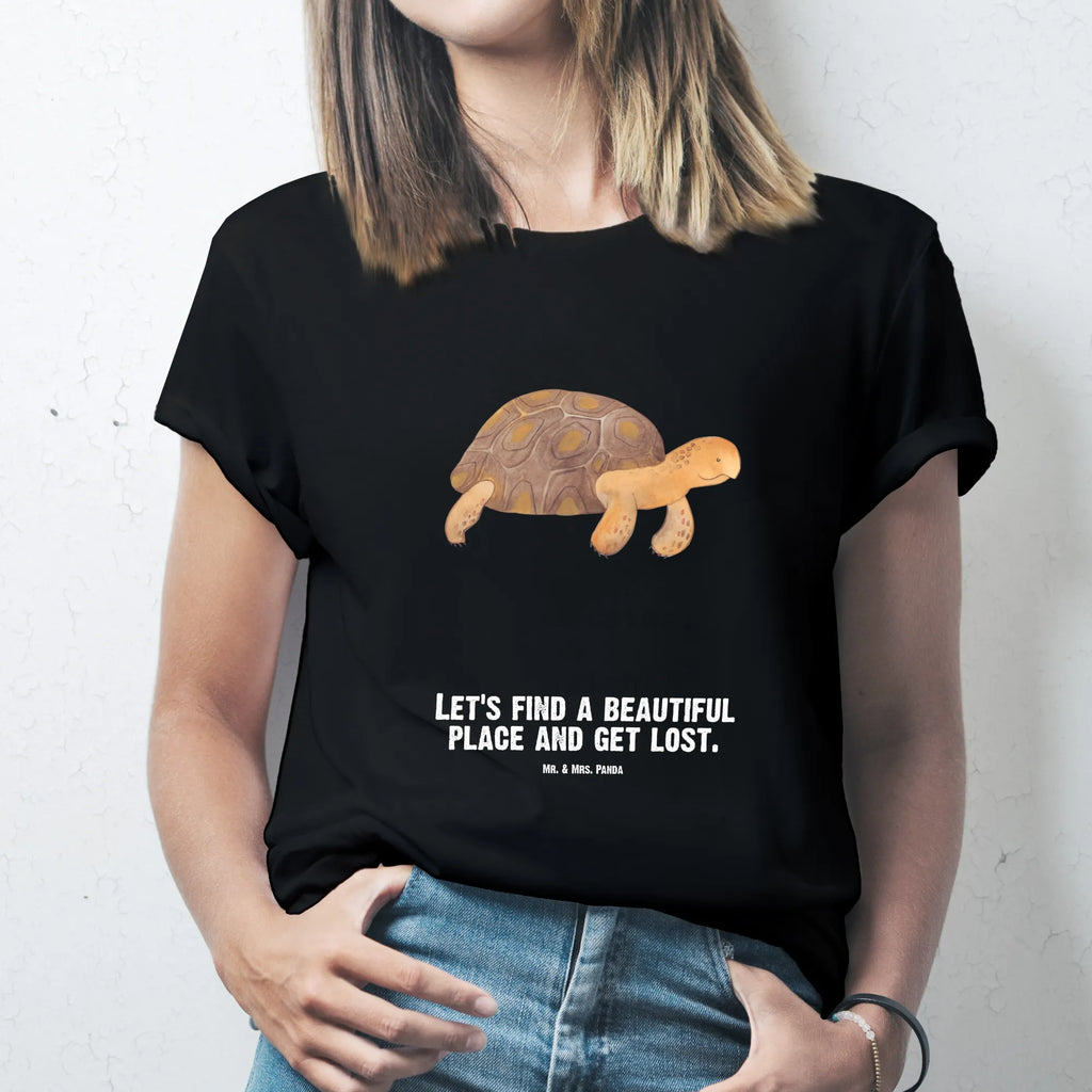 Personalisiertes T-Shirt Schildkröte marschiert T-Shirt Personalisiert, T-Shirt mit Namen, T-Shirt mit Aufruck, Männer, Frauen, Wunschtext, Bedrucken, Meerestiere, Meer, Urlaub, Schildkröte, Schildkröten, get lost, Abenteuer, Reiselust, Inspiration, Neustart, Motivation, Lieblingsmensch