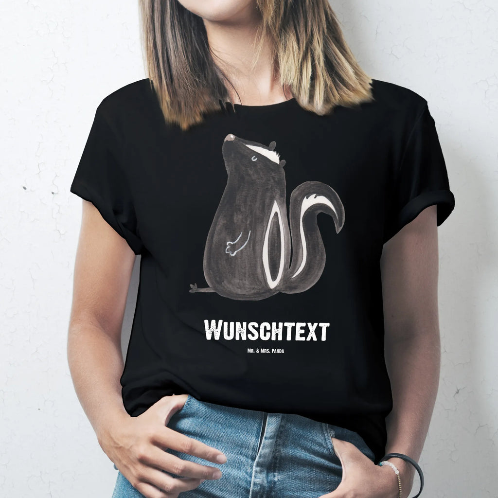 Personalisiertes T-Shirt Stinktier sitzend T-Shirt Personalisiert, T-Shirt mit Namen, T-Shirt mit Aufruck, Männer, Frauen, Wunschtext, Bedrucken, Stinktier, Skunk, Wildtier, Raubtier, Stinker, Stinki, Spruch, Büro, Recht, Besserwisser