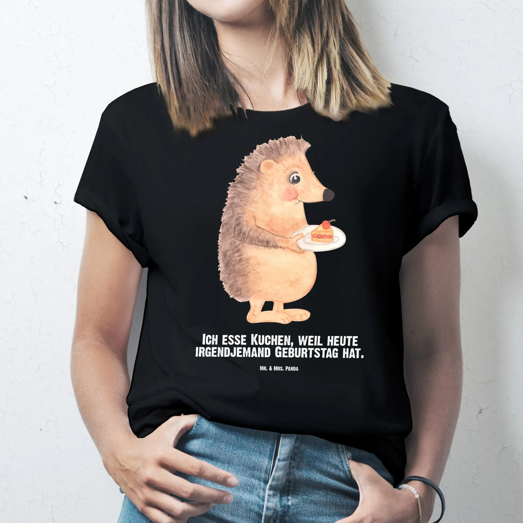 Personalisiertes T-Shirt Igel mit Kuchenstück T-Shirt Personalisiert, T-Shirt mit Namen, T-Shirt mit Aufruck, Männer, Frauen, Wunschtext, Bedrucken, Tiermotive, Gute Laune, lustige Sprüche, Tiere, Igel, Essen Spruch, Kuchen, Backen Geschenk, Kuchen backen, Einladung Party, Geburtstagskuchen, Torte