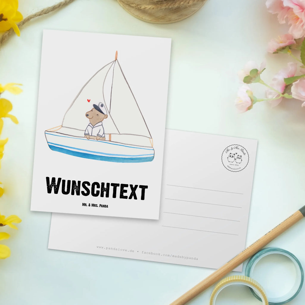 Personalisierte Postkarte Bär Segeln Postkarte mit Namen, Postkarte bedrucken, Postkarte mit Wunschtext, Postkarte personalisierbar, Geschenkkarte mit Namen, Grußkarte mit Namen, Karte mit Namen, Einladung mit Namen, Ansichtskarte mit Namen, Geschenkkarte mit Wunschtext, Grußkarte mit Wunschtext, Karte mit Wunschtext, Einladung mit Wunschtext, Ansichtskarte mit Wunschtext, Geschenk, Sport, Sportart, Hobby, Schenken, Danke, Dankeschön, Auszeichnung, Gewinn, Sportler, segeln, Segeltörn, Segelboot, Segelschule, Yachtclub