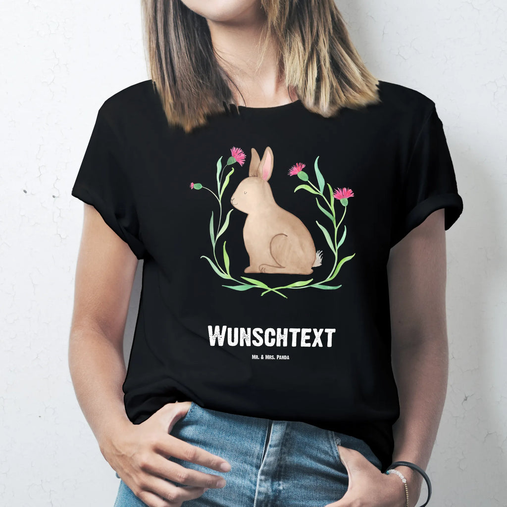 Personalisiertes T-Shirt Hase sitzend T-Shirt Personalisiert, T-Shirt mit Namen, T-Shirt mit Aufruck, Männer, Frauen, Wunschtext, Bedrucken, Ostern, Osterhase, Ostergeschenke, Osternest, Osterdeko, Geschenke zu Ostern, Ostern Geschenk, Ostergeschenke Kinder, Ostern Kinder, Frohe Ostern, Ostergrüße, Osterblume, Liebe, Grüße, Hase, Kaninchen