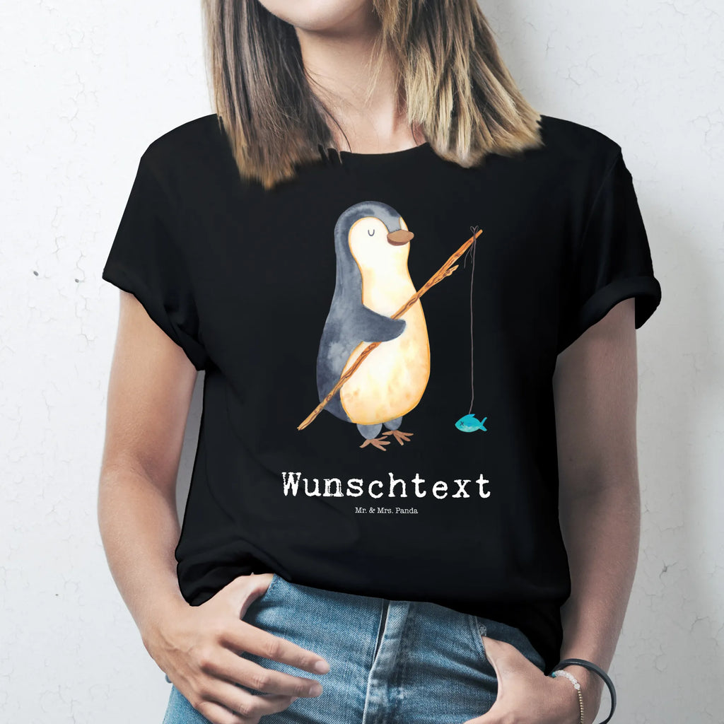 Personalisiertes T-Shirt Pinguin Angler T-Shirt Personalisiert, T-Shirt mit Namen, T-Shirt mit Aufruck, Männer, Frauen, Wunschtext, Bedrucken, Pinguin, Pinguine, Angeln, Angler, Tagträume, Hobby, Plan, Planer, Tagesplan, Neustart, Motivation, Geschenk, Freundinnen, Geschenkidee, Urlaub, Wochenende