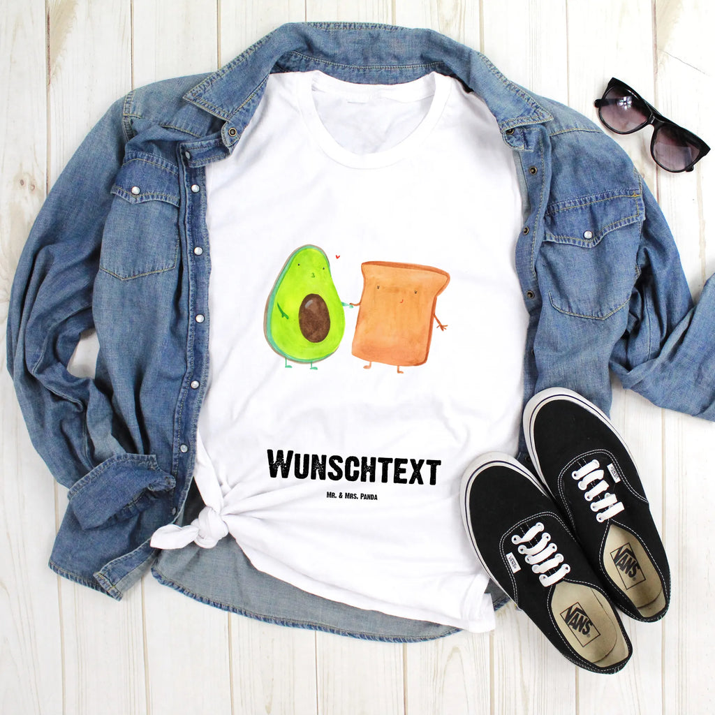 Personalisiertes T-Shirt Avocado Toast T-Shirt Personalisiert, T-Shirt mit Namen, T-Shirt mit Aufruck, Männer, Frauen, Wunschtext, Bedrucken, Avocado, Veggie, Vegan, Gesund, Toast, Toastbrot, Liebespaar, Pärchen, Freund, Freundin, Verlobt, Verlobungsparty, Hochzeit, Hochzeitsgeschenk, Jahrestag, Jahrestagsgeschenk