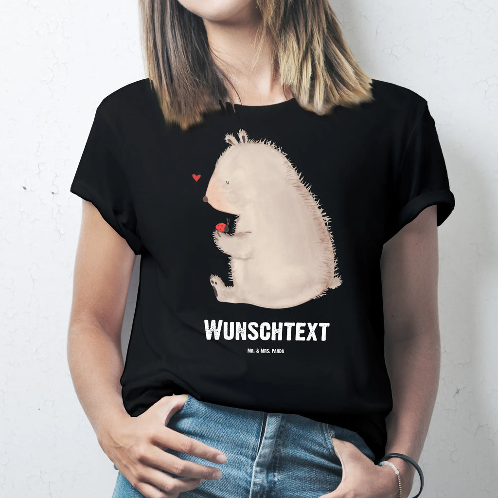 Personalisiertes T-Shirt Bär mit Marienkäfer T-Shirt Personalisiert, T-Shirt mit Namen, T-Shirt mit Aufruck, Männer, Frauen, Wunschtext, Bedrucken, Bär, Teddy, Teddybär, Marienkäfer, Liebe, Freiheit, Motivation, Das Leben ist schön