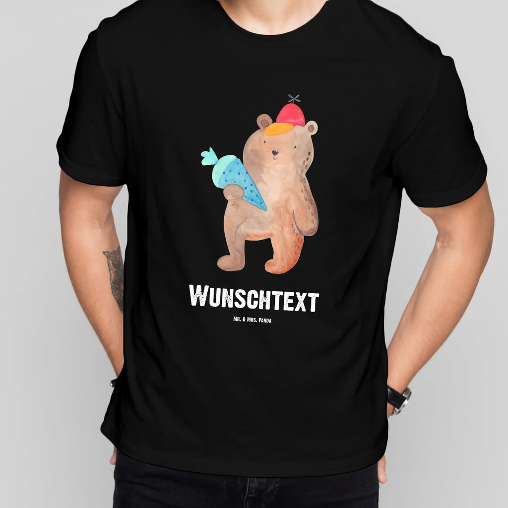 Personalisiertes T-Shirt Bär Schultüte T-Shirt Personalisiert, T-Shirt mit Namen, T-Shirt mit Aufruck, Männer, Frauen, Wunschtext, Bedrucken, Bär, Teddy, Teddybär, Bär Motiv, Schultüte, Erster Schultag Geschenk, Einschulung Geschenk, Schule Geschenk, Grundschule, Schulanfang, Schulbeginn