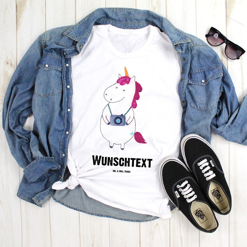 Personalisiertes T-Shirt Einhorn Fotograf T-Shirt Personalisiert, T-Shirt mit Namen, T-Shirt mit Aufruck, Männer, Frauen, Wunschtext, Bedrucken, Einhorn, Einhörner, Einhorn Deko, Pegasus, Unicorn, Fotograf, Fotografie, Kamera, Reisen, Weltreise, Weltenbummler, Urlaub, Tourist, Kurztrip, Reise, Städtereise