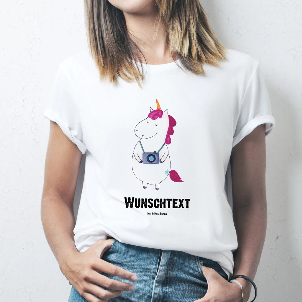 Personalisiertes T-Shirt Einhorn Fotograf T-Shirt Personalisiert, T-Shirt mit Namen, T-Shirt mit Aufruck, Männer, Frauen, Wunschtext, Bedrucken, Einhorn, Einhörner, Einhorn Deko, Pegasus, Unicorn, Fotograf, Fotografie, Kamera, Reisen, Weltreise, Weltenbummler, Urlaub, Tourist, Kurztrip, Reise, Städtereise